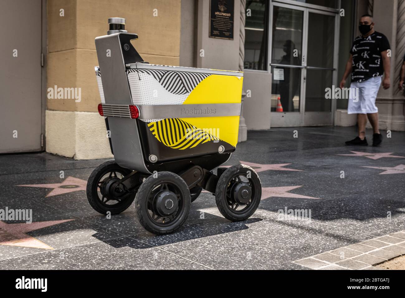 Postmates Lieferroboter in Aktion auf dem Hollywood Boulevard in Los Angeles, Kalifornien. Stockfoto