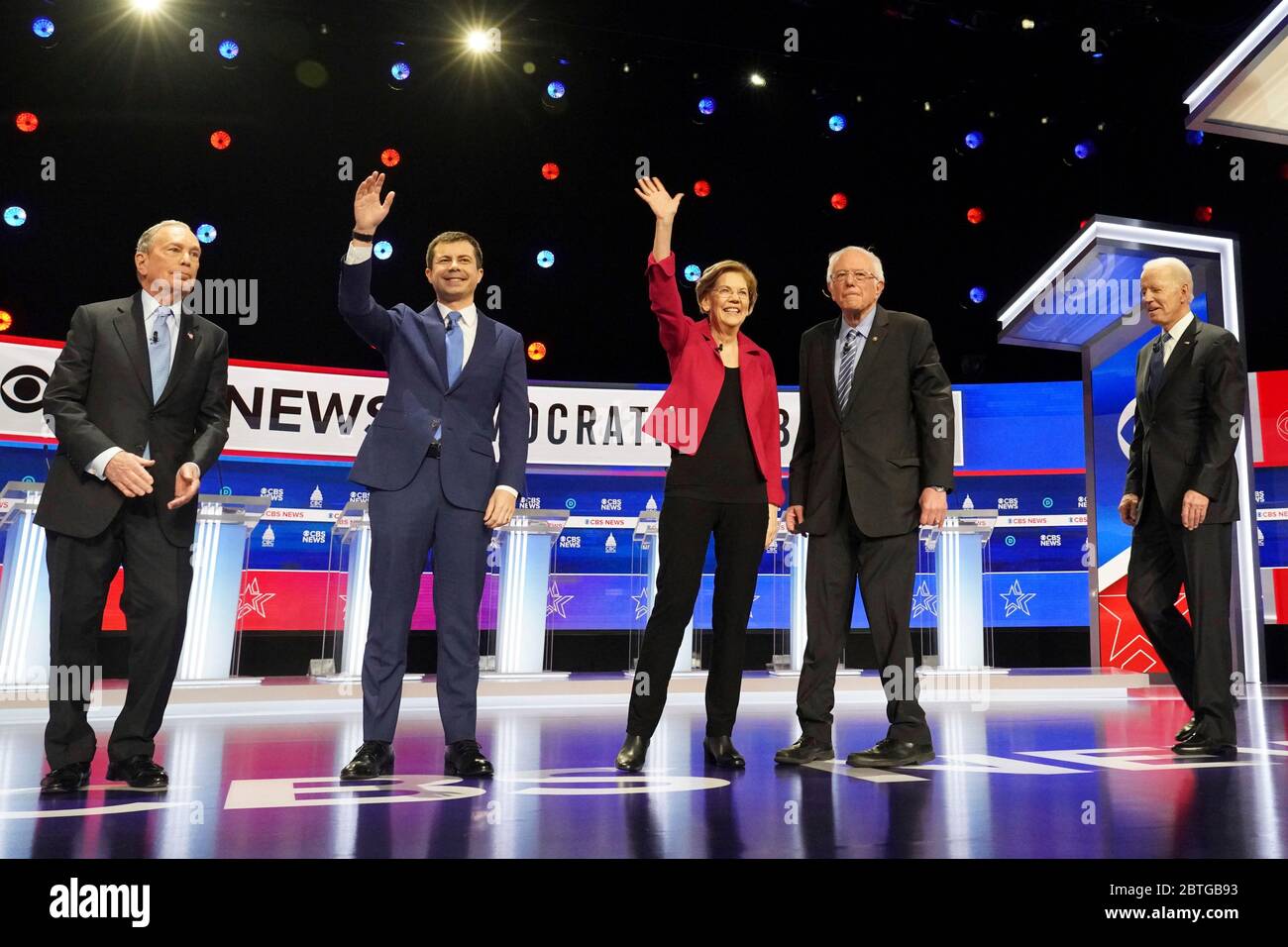 Die sieben demokratischen Anwärter gehen auf der Bühne am Anfang der CBS News Democratic Debatte am Gaillard Zentrum Februar 25 2020 in Charleston, South Carolina. Von links nach rechts stehen Michael Bloomberg, Pete Buttigieg, Elizabeth Warren, Bernie Sanders und Joe Biden. Stockfoto