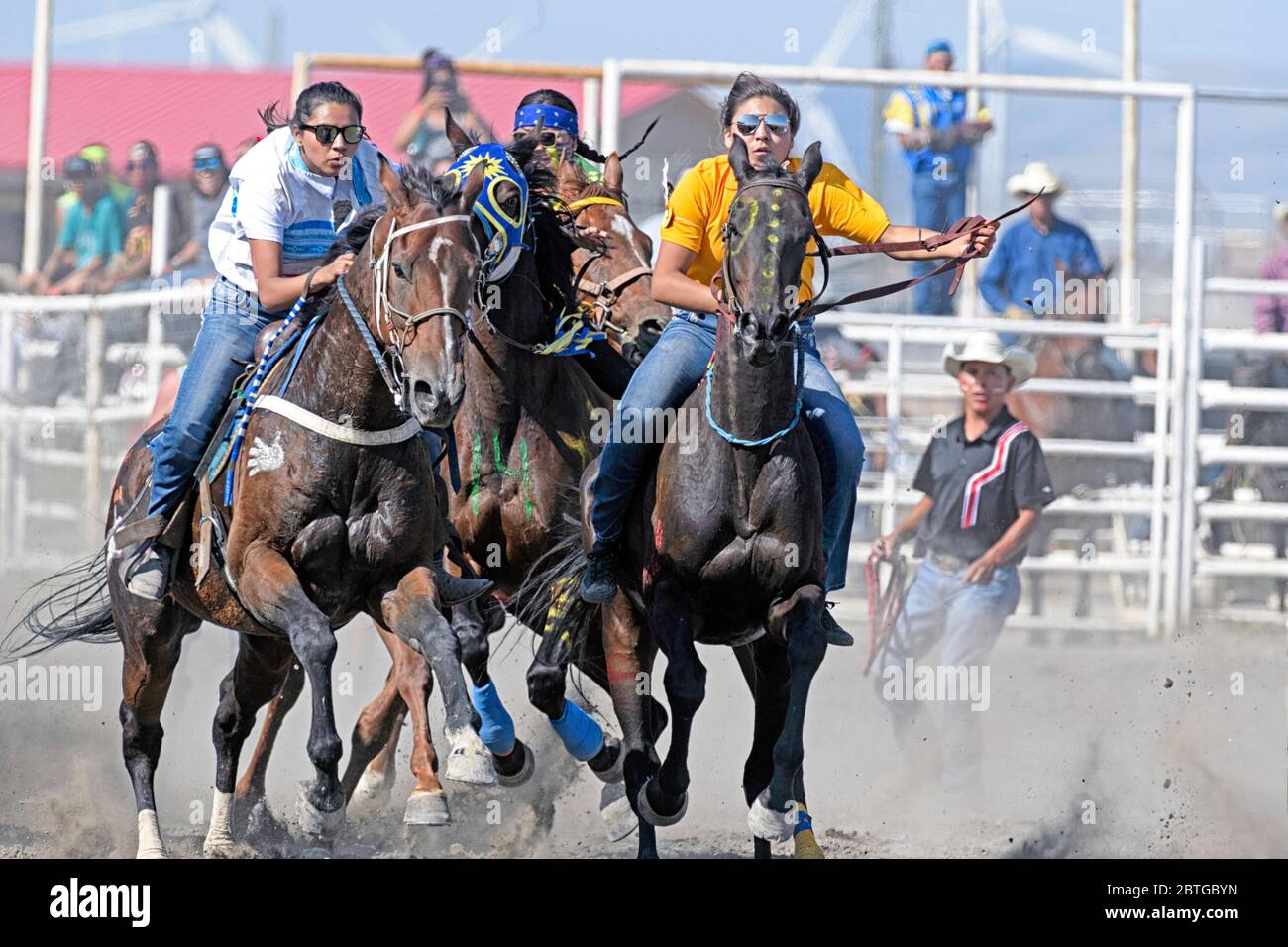 Lady Warrior Race beim Piikani (Blackfoot) Nation Indian Relay (Horse) Race in Brocket, Alberta, Kanada Stockfoto