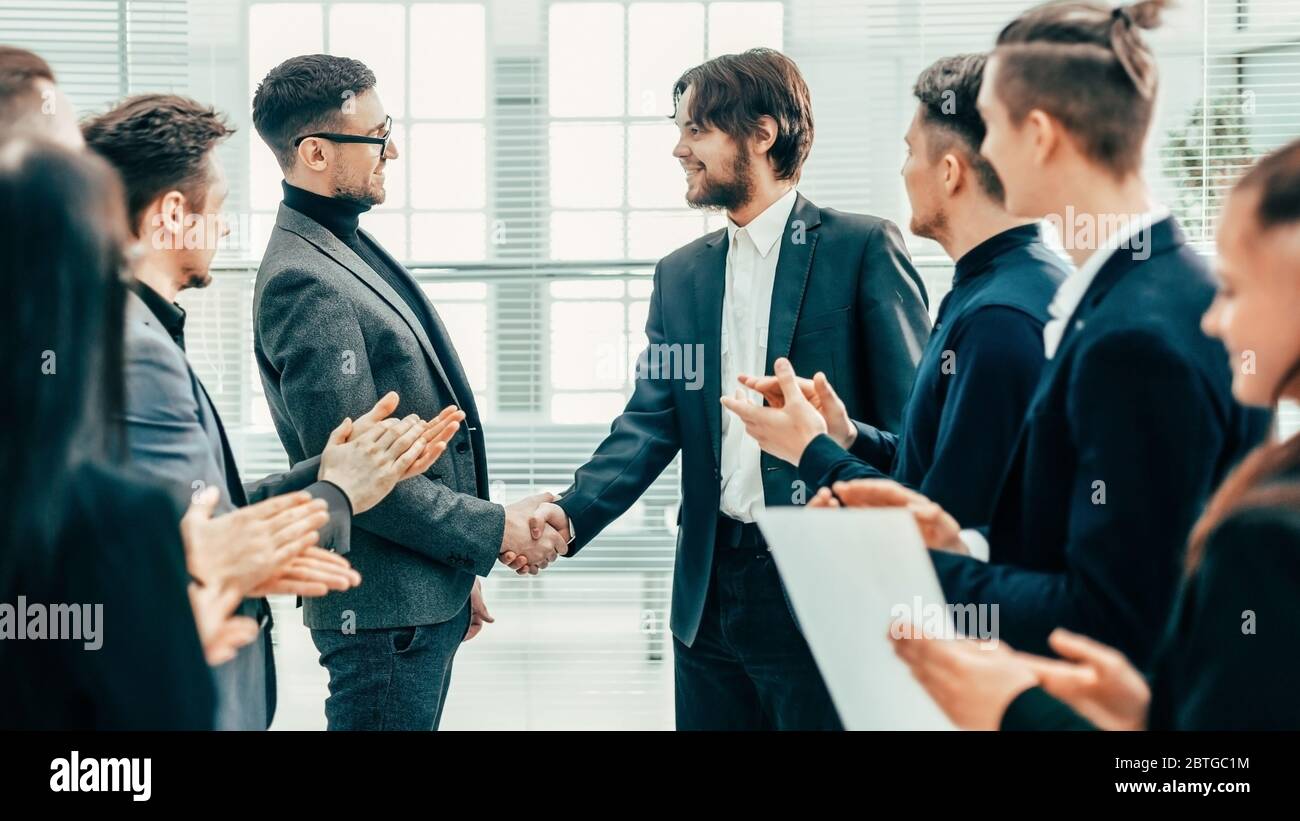 Handshake von Finanzpartnern nach einem Geschäftstreffen Stockfoto