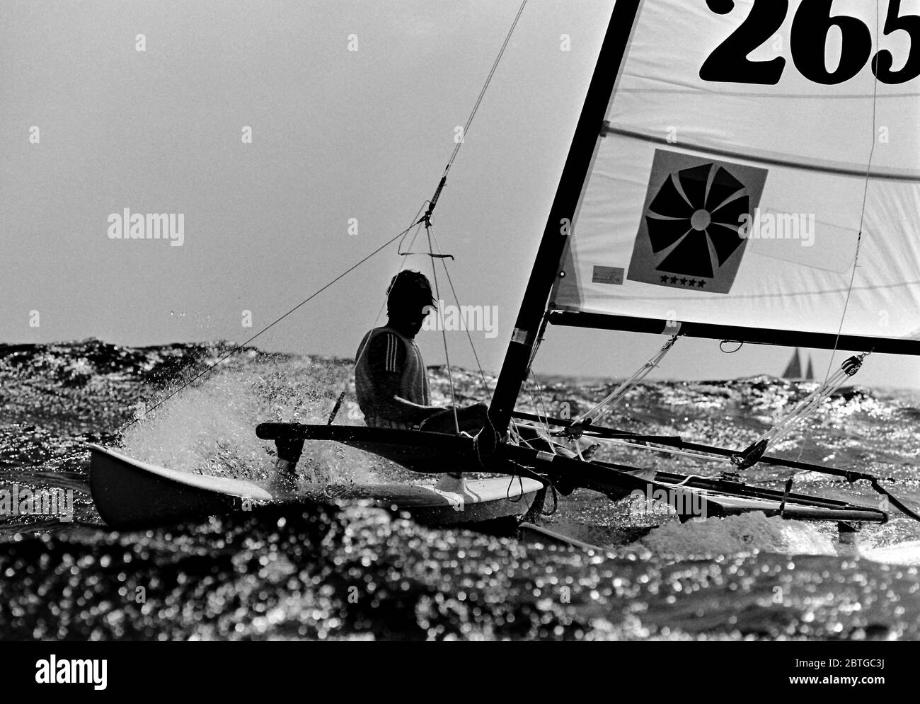 AJAXNETPHOTO. 1977. LAS SALINAS BAY, LANZAROTE, SPANIEN. - EIN TEILNEHMER, DER BEI DER HOBIE CAT 14 WELTMEISTERSCHAFT IN EINER STEIFEN BRISE UND RAUEM WASSER FÄHRT. FOTO: JONATHAN EASTLAND/AJAX REF:7726091 74 Stockfoto