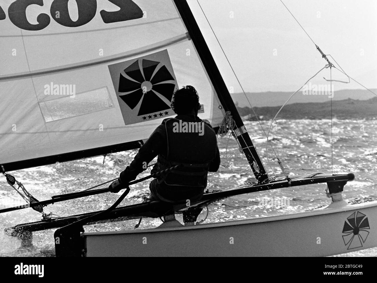 AJAXNETPHOTO. 1977. LAS SALINAS BAY, LANZAROTE, SPANIEN. - EIN TEILNEHMER, DER BEI DER HOBIE CAT 14 WELTMEISTERSCHAFT IN EINER STEIFEN BRISE UND RAUEM WASSER FÄHRT. FOTO: JONATHAN EASTLAND/AJAX REF:7726091 93 Stockfoto