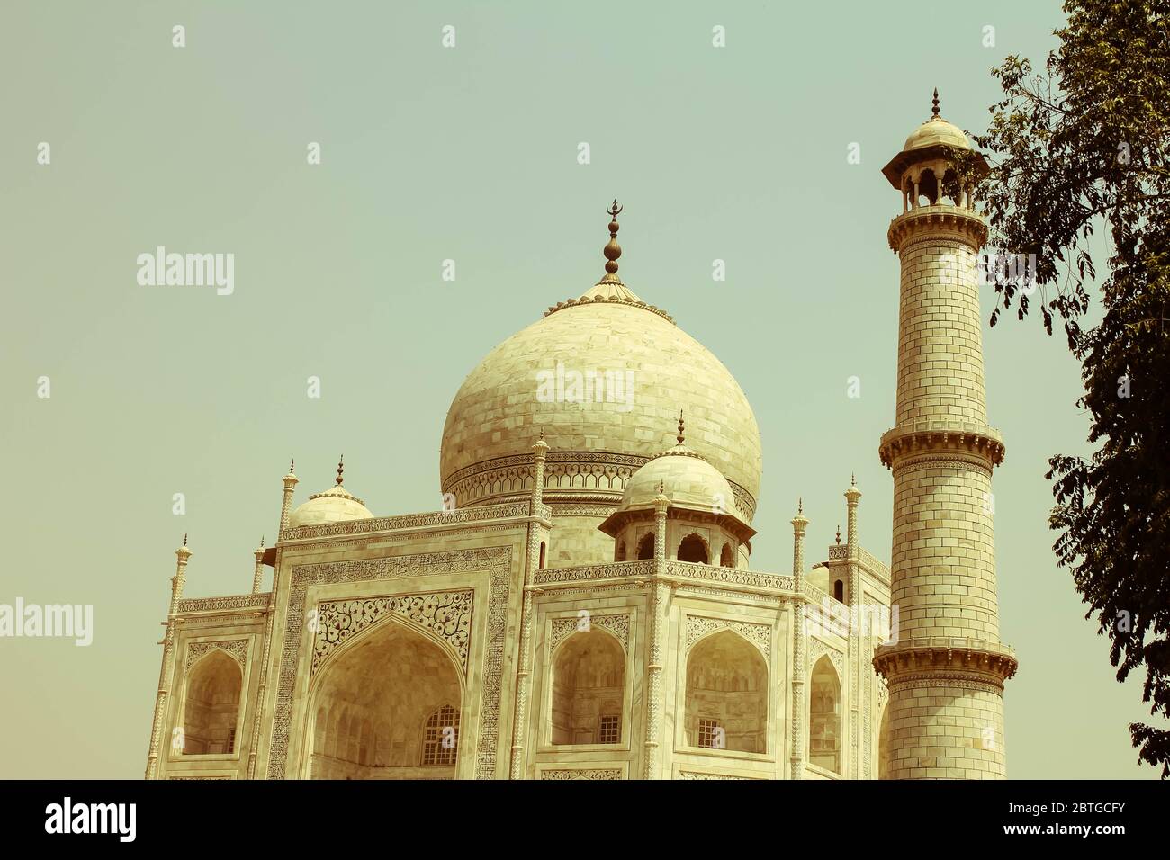 Das Taj Mahal ist ein weißes Marmordenkmal, das in der Stadt Agra, Indien gelegen ist. Taj Mahal ist eines der sieben Weltwunder - Retro-Stil, Stockfoto