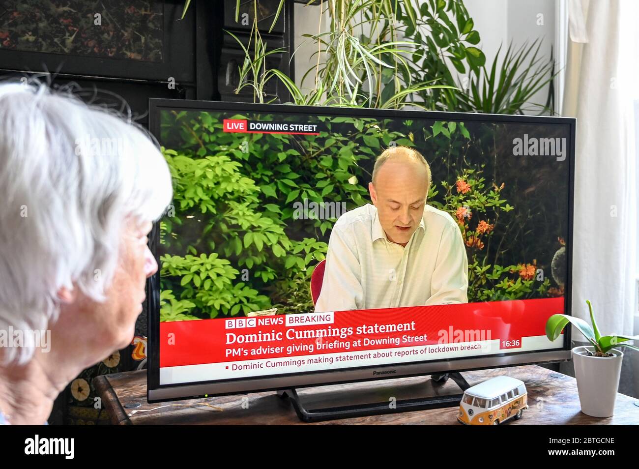 Dominic Cummings gibt eine Pressekonferenz im Fernsehen von Downing Street nach dem Bruch der Sperre, von einem Zuschauer beobachtet. Stockfoto