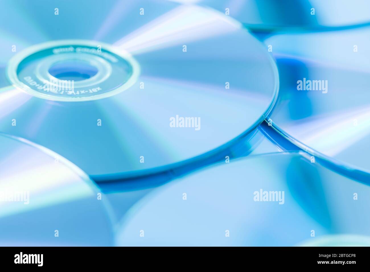 Stapel von CD oder DVD in Blauton als Hintergrund. Weichstellung. Stockfoto