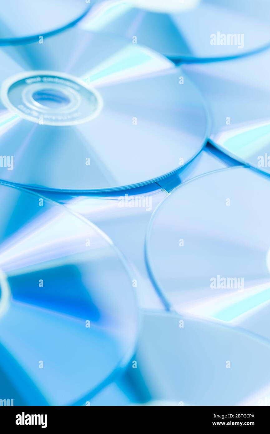 Stapel von CD oder DVD in Blauton als Hintergrund. Weichstellung. Stockfoto