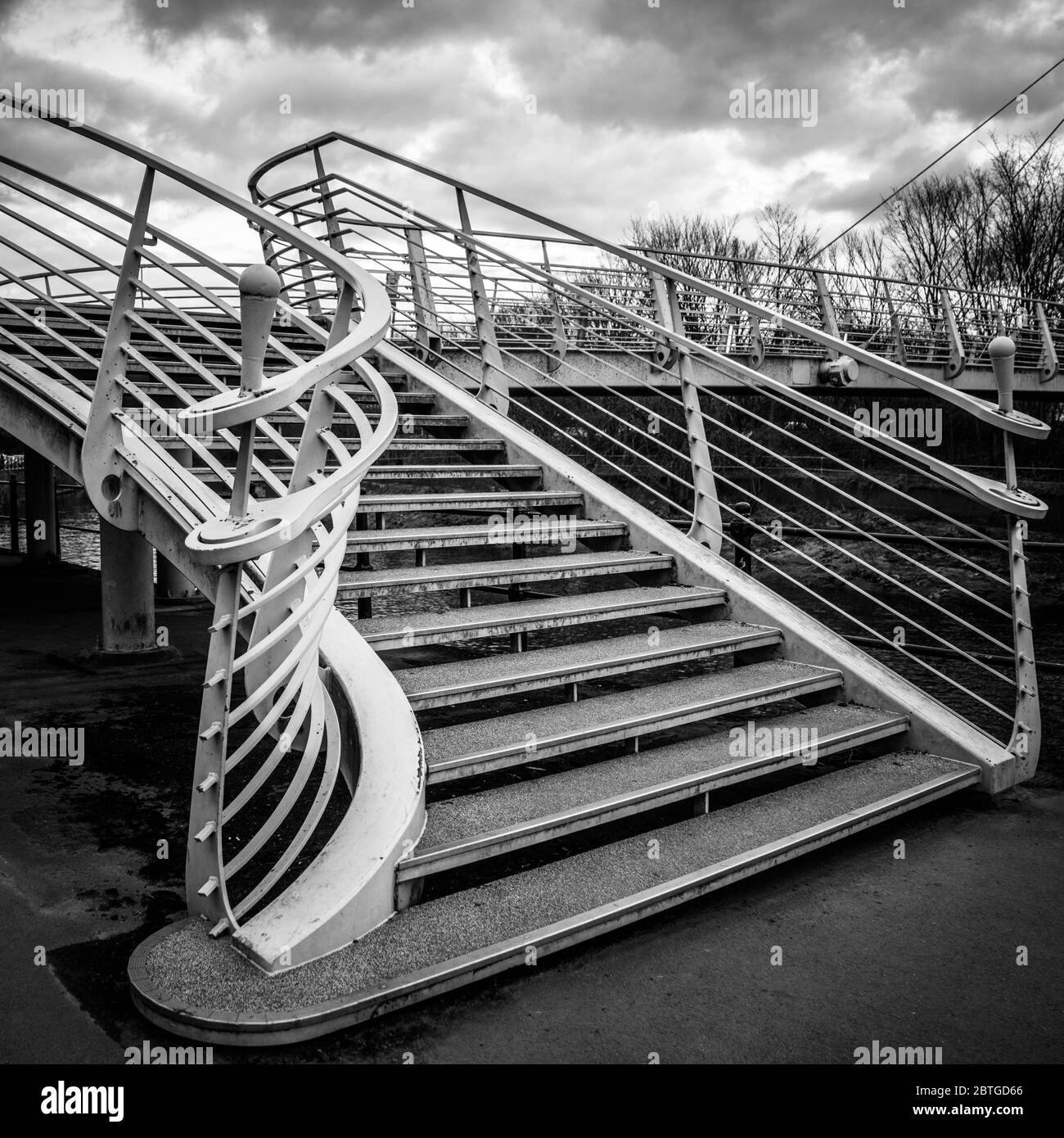 Quadratisches Schwarz-Weiß-Bild der Treppe zur Penny Ferry Bridge in Durham City, County Durham, Großbritannien Stockfoto