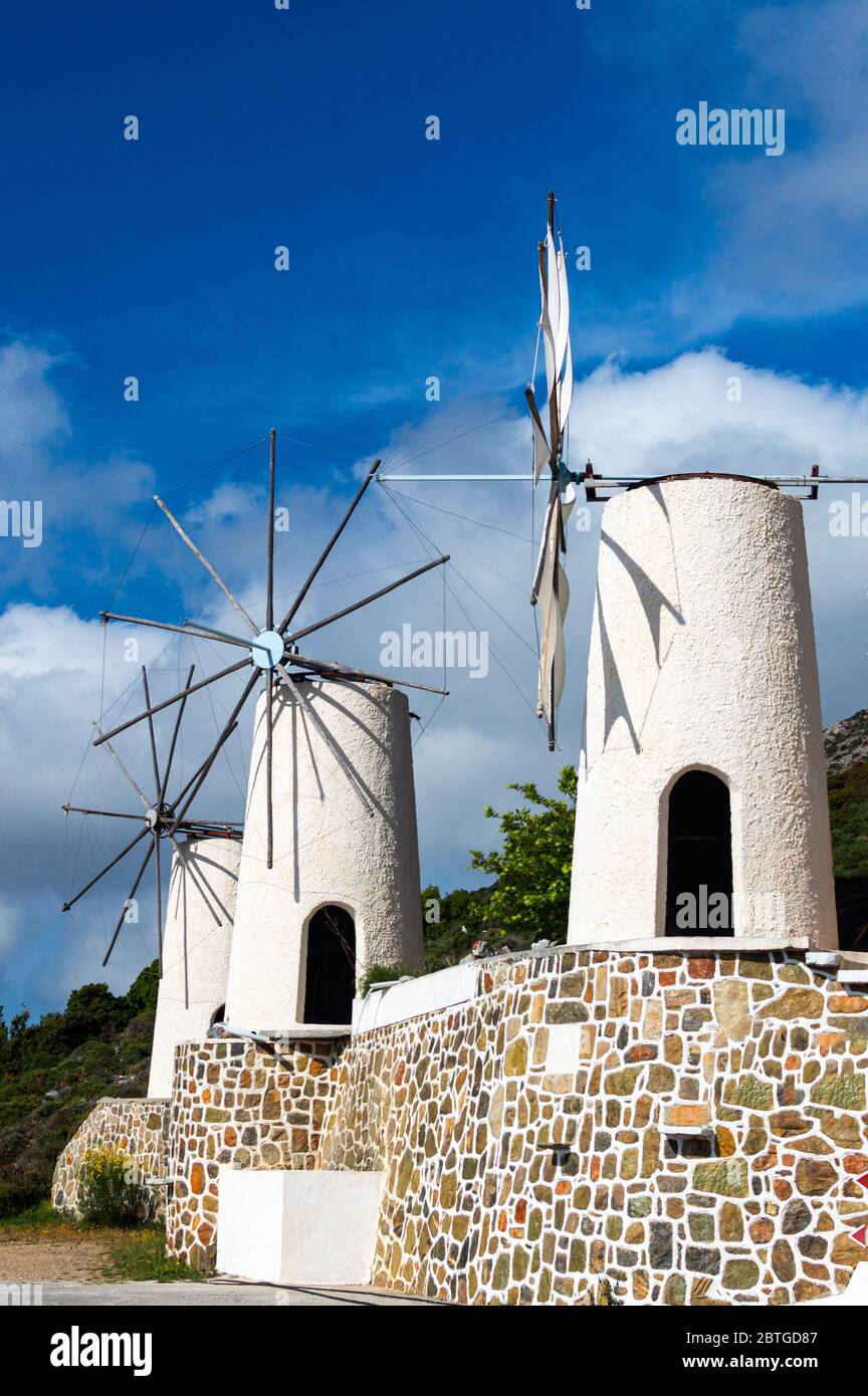 Griechenland weiße Windmühlen mit blauem Himmel als Griechenland Symbol. Stockfoto