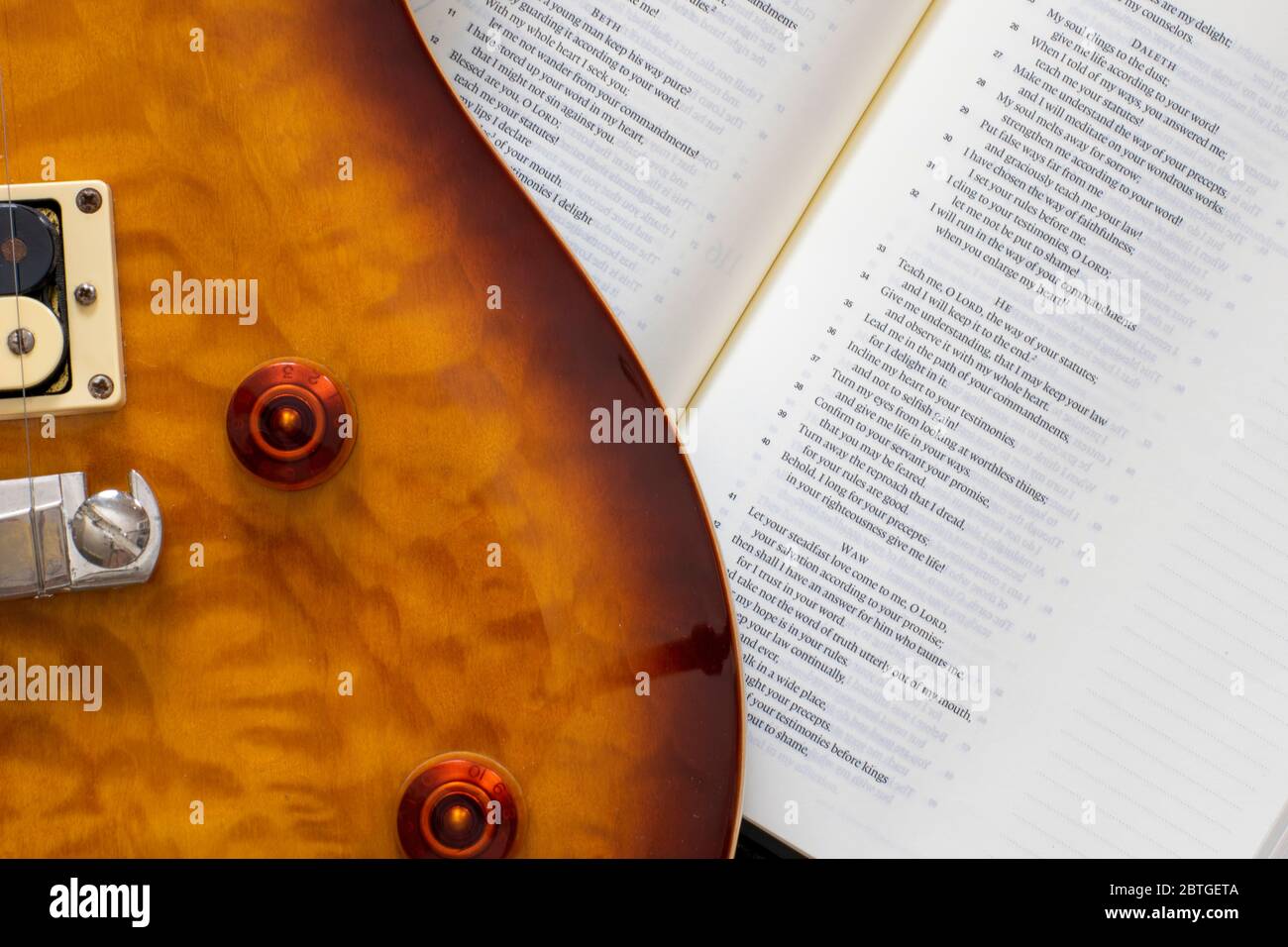 Ein Hintergrundbild oder Kunstdesign einer Gitarre und Bibel. Stockfoto