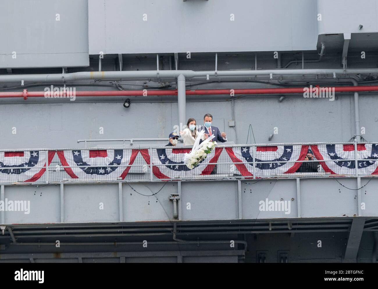 New York, Usa. Mai 2020. Michaela Kennedy-Cuomo und Andrew Cuomo legten während der COVID-19-Pandemie am Intrepid Sea, Air and Space Museum am Memorial Day einen zeremoniellen Kranz nieder (Foto: Lev Radin/Pacific Press) Quelle: Pacific Press Agency/Alamy Live News Stockfoto