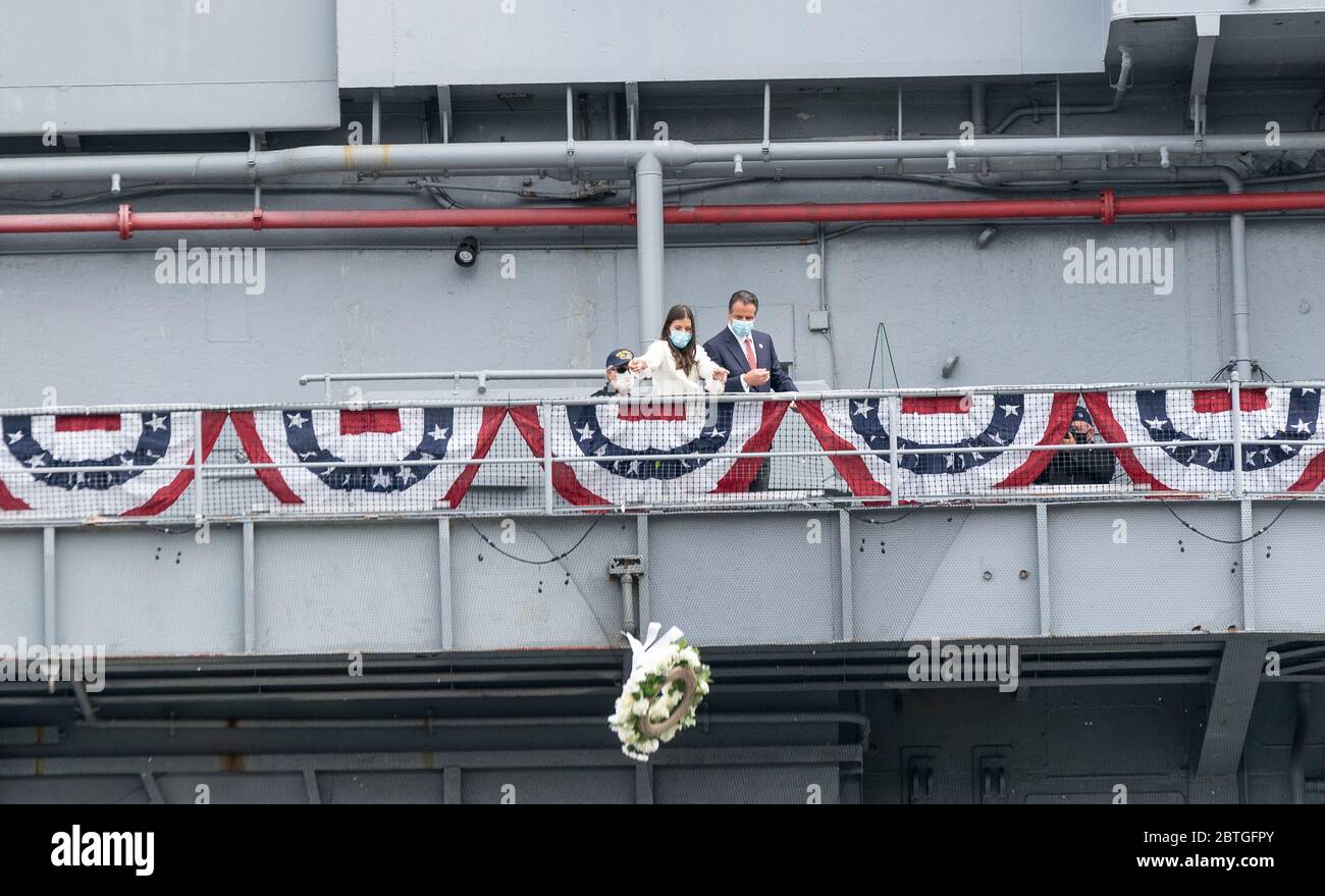 New York, Usa. Mai 2020. Michaela Kennedy-Cuomo und Andrew Cuomo legten während der COVID-19-Pandemie am Intrepid Sea, Air and Space Museum am Memorial Day einen zeremoniellen Kranz nieder (Foto: Lev Radin/Pacific Press) Quelle: Pacific Press Agency/Alamy Live News Stockfoto