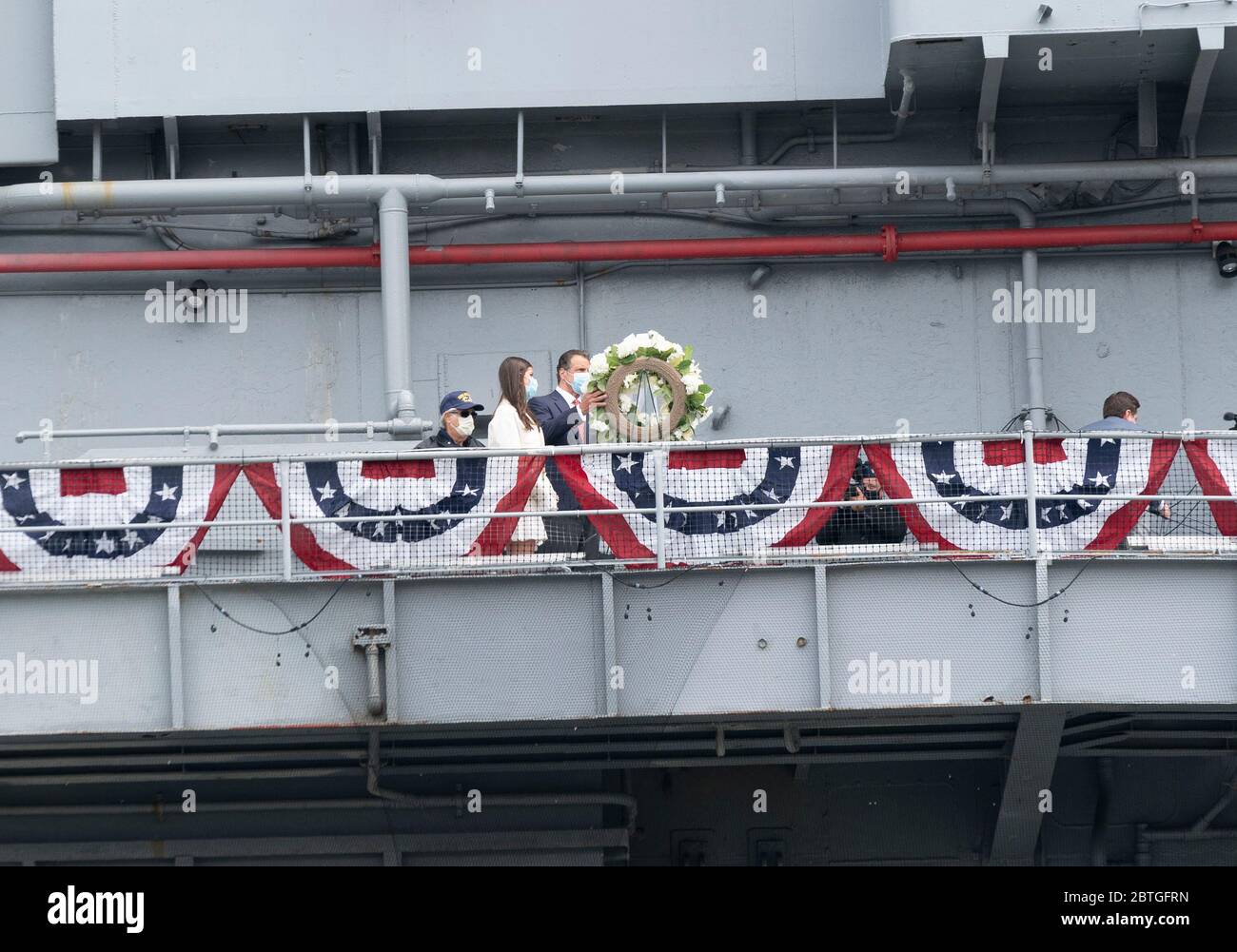 New York, Usa. Mai 2020. Michaela Kennedy-Cuomo und Andrew Cuomo legten während der COVID-19-Pandemie am Intrepid Sea, Air and Space Museum am Memorial Day einen zeremoniellen Kranz nieder (Foto: Lev Radin/Pacific Press) Quelle: Pacific Press Agency/Alamy Live News Stockfoto