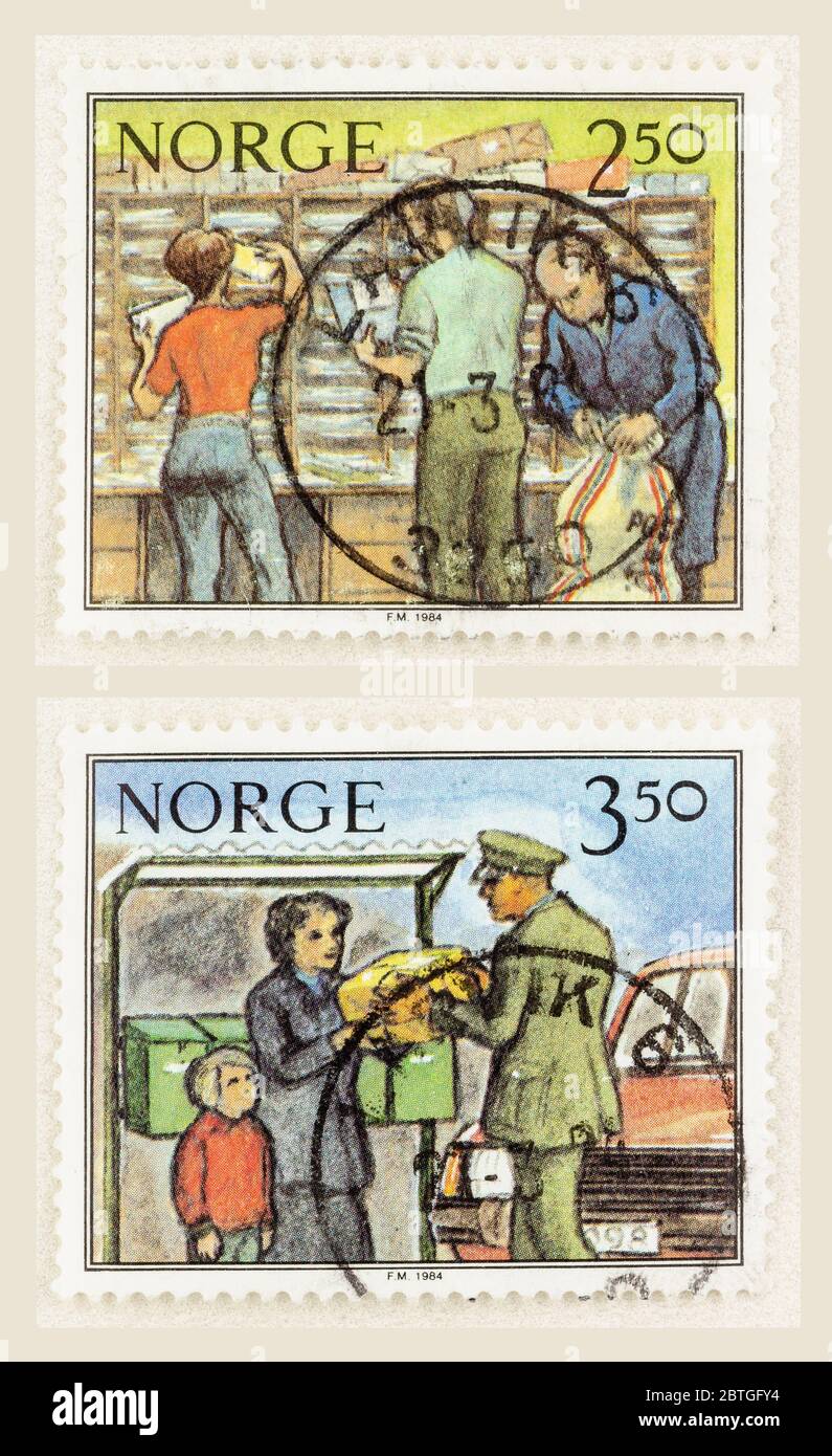 SEATTLE WASHINGTON - 23. Mai 2020: Nahaufnahme norwegischer Briefmarken aus der Arbeits- und Postlaufserie. Scott # 834 und 835 Stockfoto