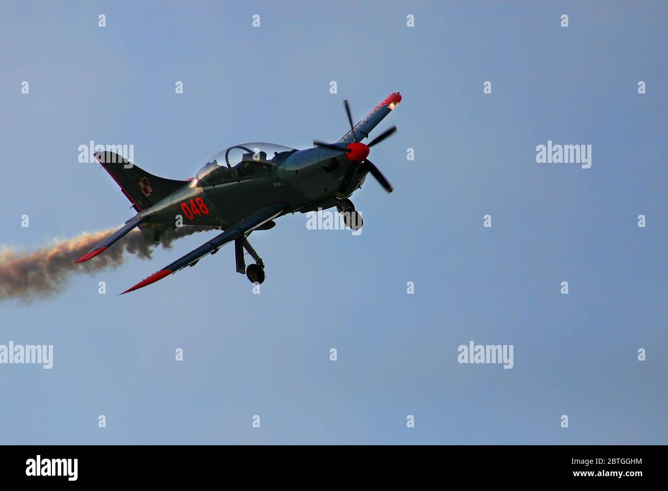 Flugperformance und Flugshow während der Europameisterschaft der Aerobatiker in Kaunas, Litauen, 2004. Stockfoto