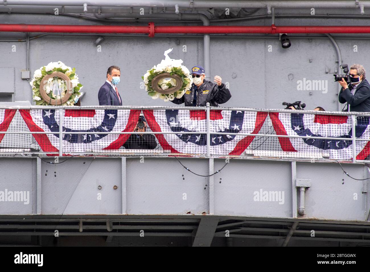 NEW YORK, NY- 25. MAI 2020: Andrew Cuomo, Michaela Cuomo und Stuart Gelband legen während der Zeremonie des Intrepid Sea, Air & Space Museums einen Kranz nieder. Stockfoto