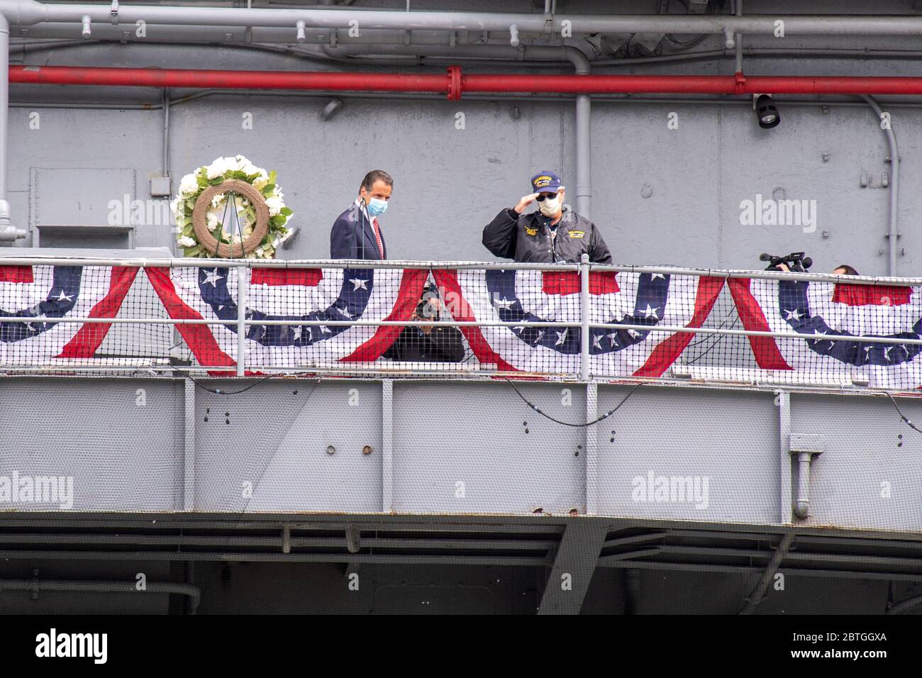 NEW YORK, NY- 25. MAI 2020: Andrew Cuomo, Michaela Cuomo und Stuart Gelband legen während der Zeremonie des Intrepid Sea, Air & Space Museums einen Kranz nieder. Stockfoto