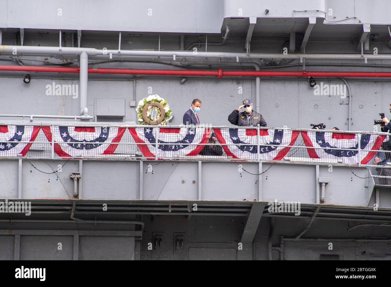 NEW YORK, NY- 25. MAI 2020: Andrew Cuomo, Michaela Cuomo und Stuart Gelband legen während der Zeremonie des Intrepid Sea, Air & Space Museums einen Kranz nieder. Stockfoto