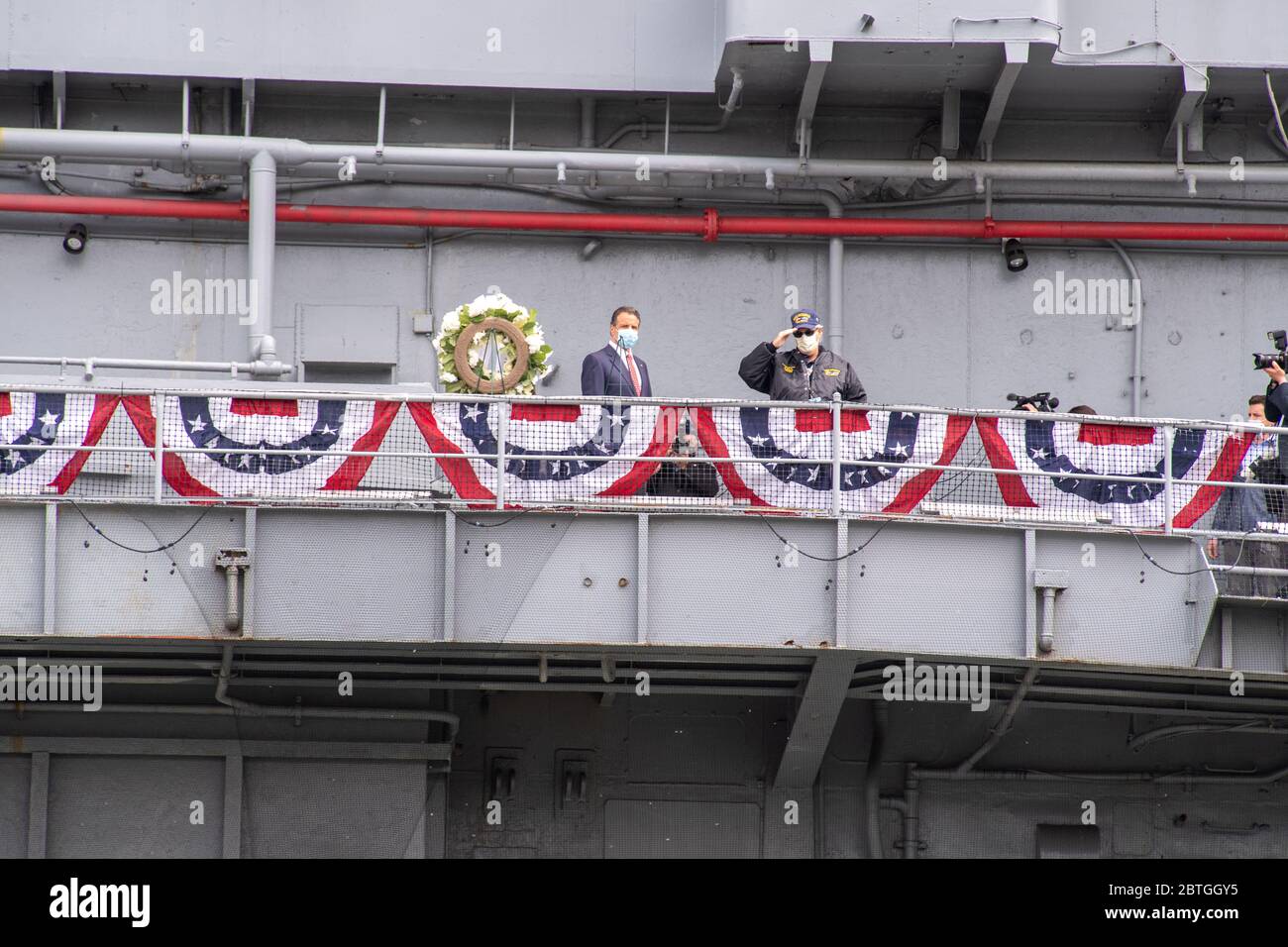 NEW YORK, NY- 25. MAI 2020: Andrew Cuomo, Michaela Cuomo und Stuart Gelband legen während der Zeremonie des Intrepid Sea, Air & Space Museums einen Kranz nieder. Stockfoto