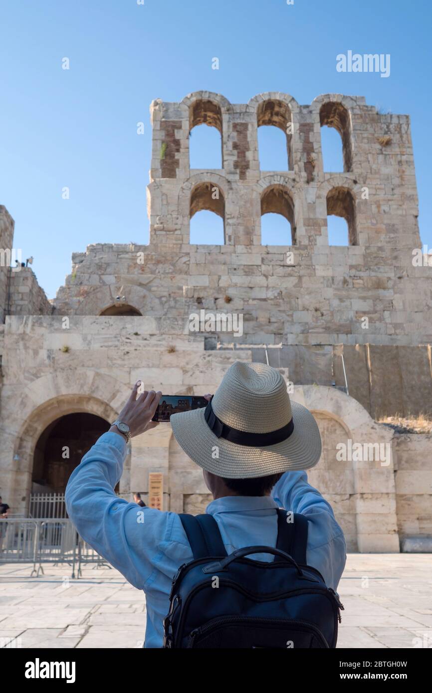 ATHEN - GRIECHENLAND, 22. JUNI 2018: Touristen besuchen das Odeon des Herodes Atticus in Athen, Griechenland Stockfoto