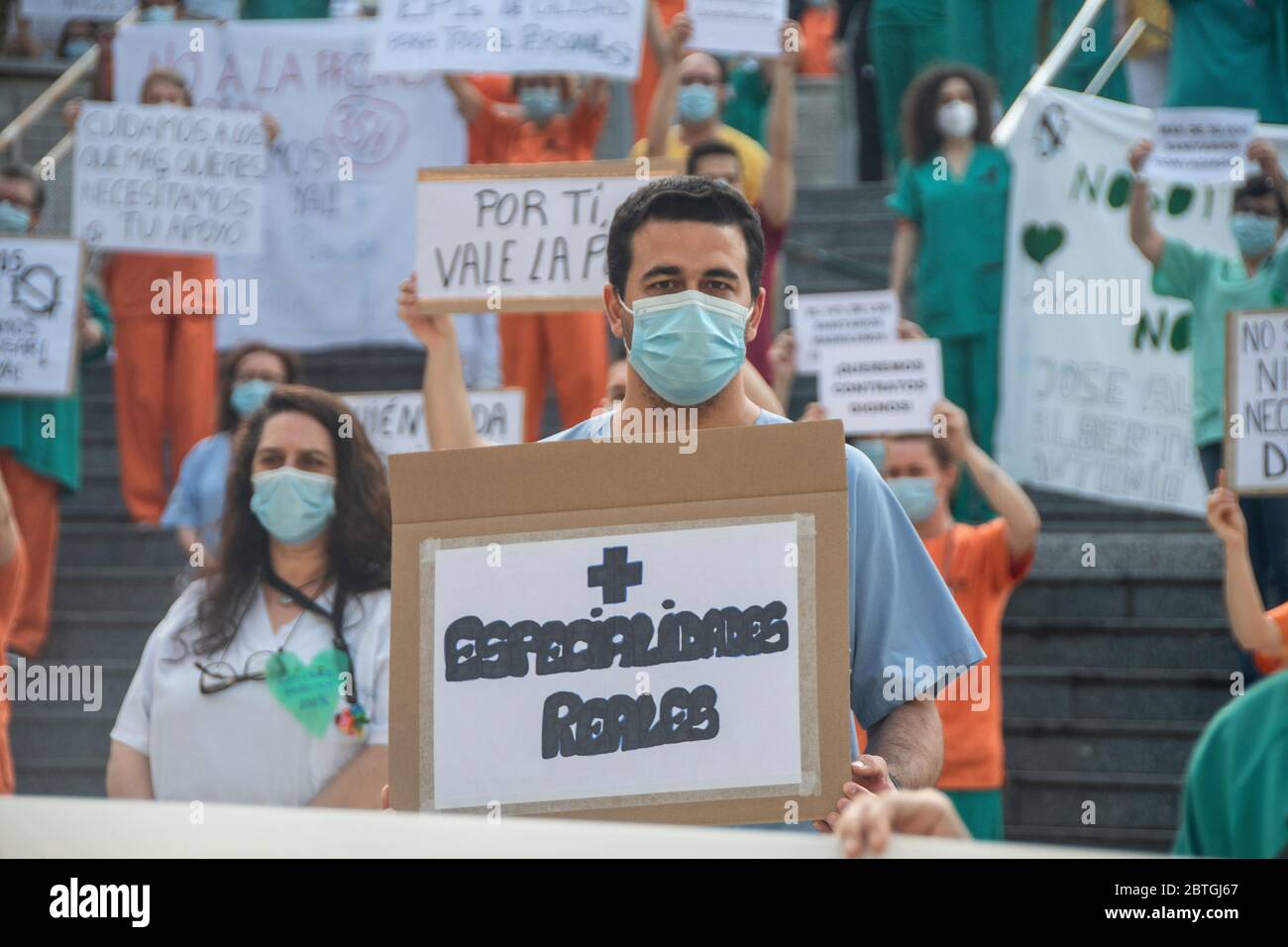 Madrid, Spanien. Mai 2020. Die Gesundheitskräfte von mindestens drei öffentlichen Krankenhäusern in Madrid (Hospital 12 de Octubre, La Paz und Gregorio Marañón) haben um 20:00 Uhr vor den Türen der Gesundheitszentren demonstriert und um Hilfe gebeten. „Hilf uns, dich zu betreuen.“ Die Gesundheitsarbeiter, so die Bemerkung, "haben die Ankunft des Covid-19 die Unsicherheit der Arbeitsplätze unserer und unserer Gesundheitsberufe sowie die katastrophale Verwaltung unserer Gesundheit offenbart". (Foto von Alberto Sibaja/Pacific Press) Quelle: Pacific Press Agency/Alamy Live News Stockfoto