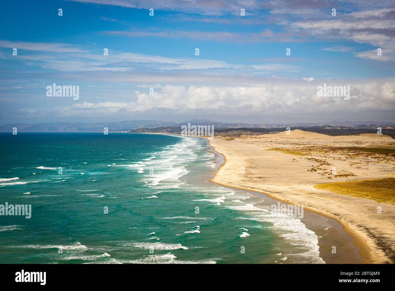 Unberührter Strand und Sanddünen südlich von Mangawhai Heads in Mangawhai, Neuseeland an einem sonnigen Tag Stockfoto