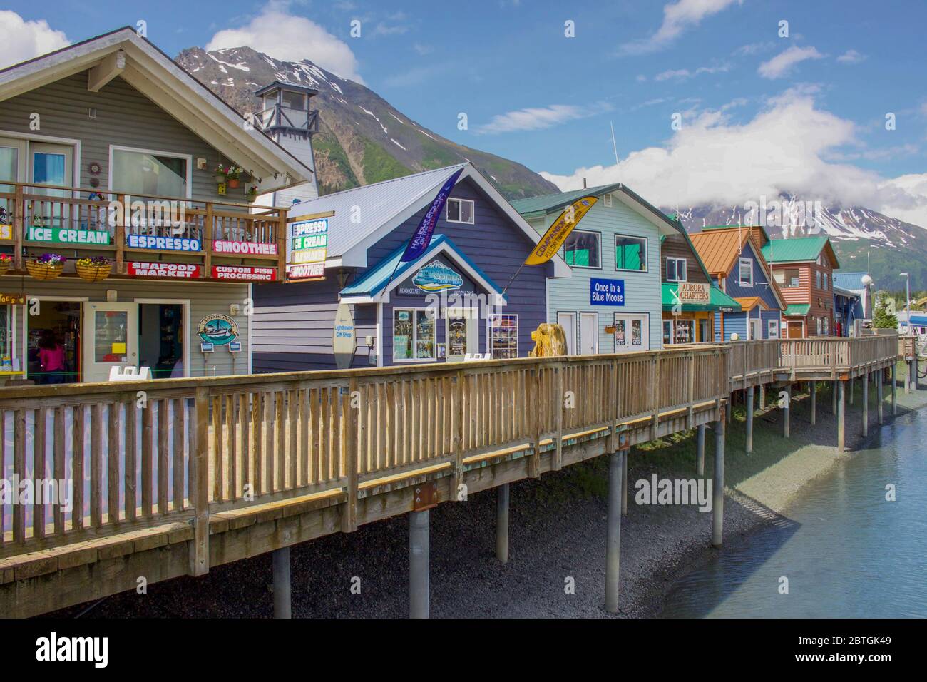 Seward, Alaska / USA - 1. Juni 2018: Geschäfte am Hafen von Seward in Resurrection Bay in Seward, Alaska, USA Stockfoto