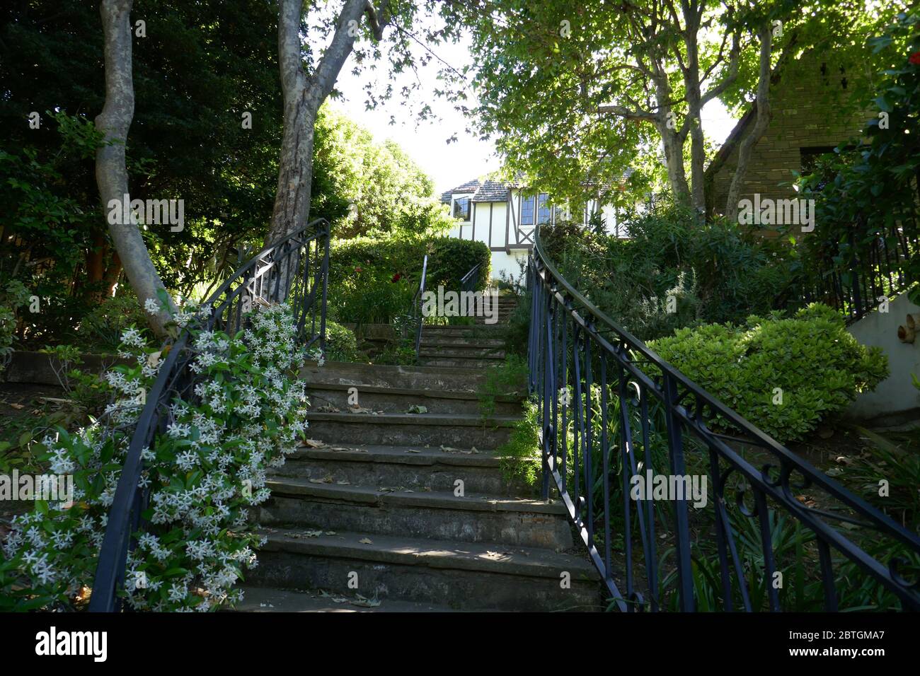 Los Angeles, Kalifornien, USA 25. Mai 2020 EIN allgemeiner Blick auf die Atmosphäre von Jean Harlow's ehemaligem Haus, angeblich heimgesucht, am 1353 Club View Drive am 25. Mai 2020 in Los Angeles, Kalifornien, USA. Foto von Barry King/Alamy Stock Photo Stockfoto