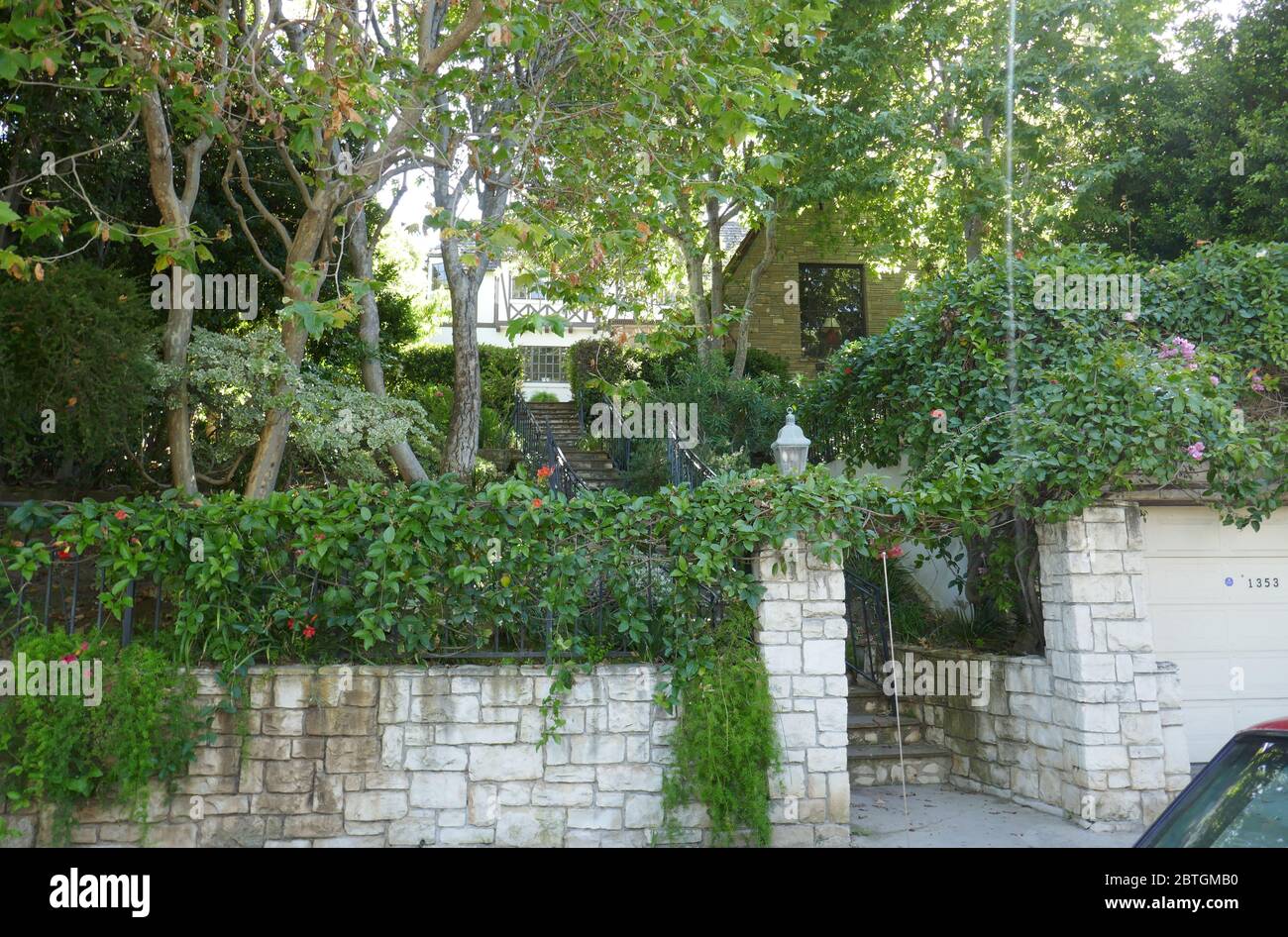 Los Angeles, Kalifornien, USA 25. Mai 2020 EIN allgemeiner Blick auf die Atmosphäre von Jean Harlow's ehemaligem Haus, angeblich heimgesucht, am 1353 Club View Drive am 25. Mai 2020 in Los Angeles, Kalifornien, USA. Foto von Barry King/Alamy Stock Photo Stockfoto