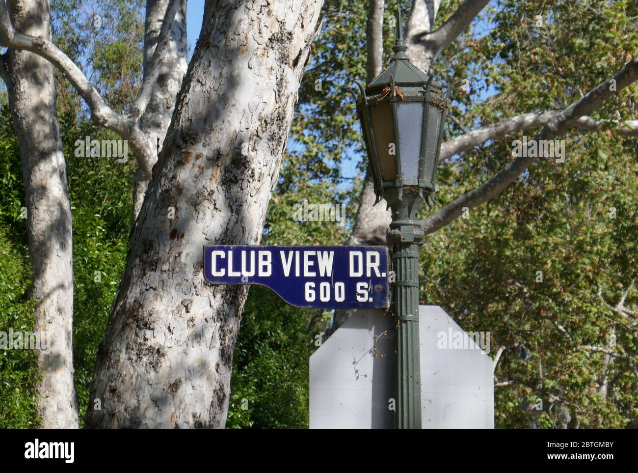 Los Angeles, Kalifornien, USA 25. Mai 2020 EIN allgemeiner Blick auf die Atmosphäre von Jean Harlow's ehemaligem Haus, angeblich heimgesucht, am 1353 Club View Drive am 25. Mai 2020 in Los Angeles, Kalifornien, USA. Foto von Barry King/Alamy Stock Photo Stockfoto