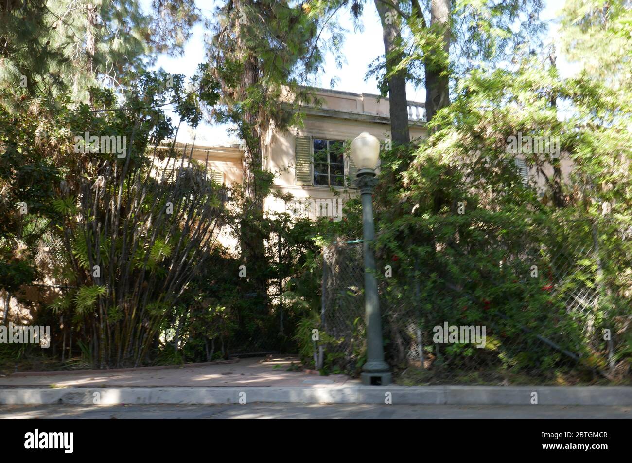 Los Angeles, Kalifornien, USA 25. Mai 2020 EIN allgemeiner Blick auf die Atmosphäre von Mick Jagger, Mackenzie Phillips, John Phillips und Johnny Weissmuller ehemaliges Haus in der St. Pierre Road 414, jetzt verlassen in Bel Air am 25. Mai 2020 in Los Angeles, Kalifornien, USA. Foto von Barry King/Alamy Stock Photo Stockfoto