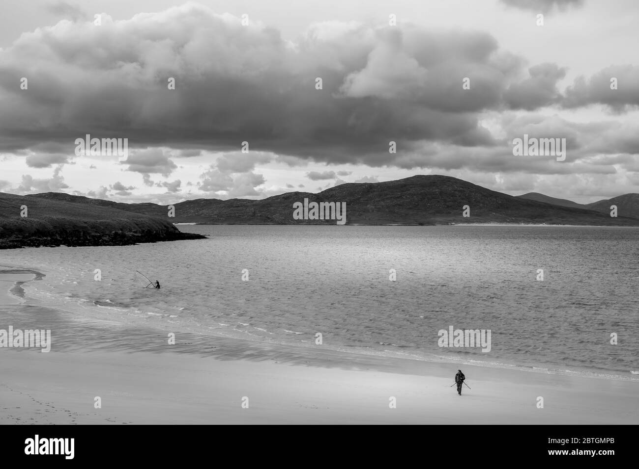 Windsurfer und Fotograf an einem Strand auf Harris Stockfoto