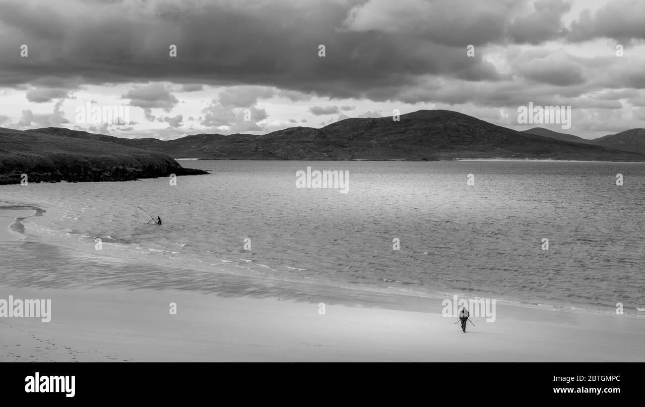 Windsurfer und Fotograf an einem Strand auf Harris Stockfoto