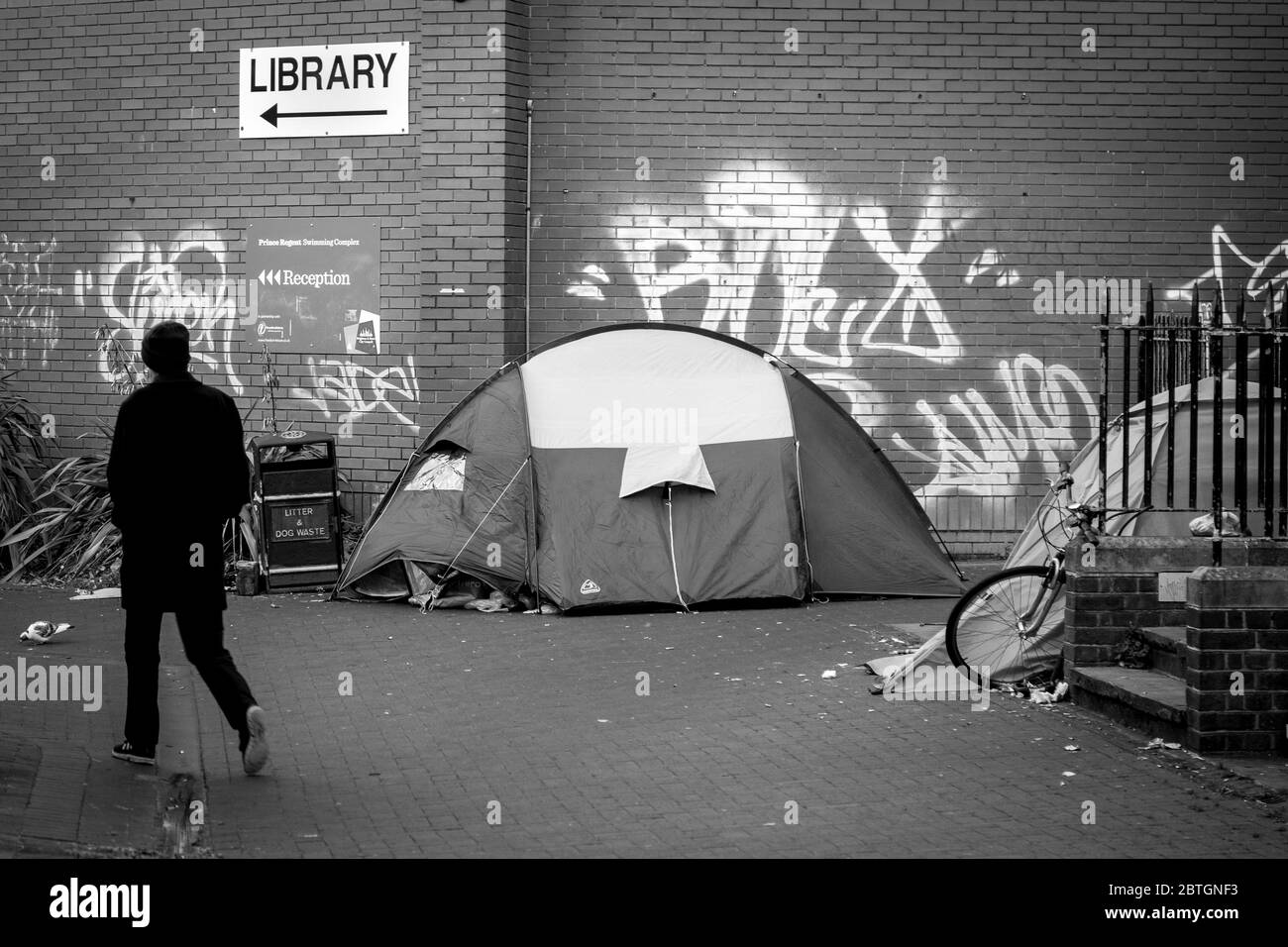 Menschen, die in Zelten auf der Straße in Brighton in der 5 reichsten Land der Welt Stockfoto