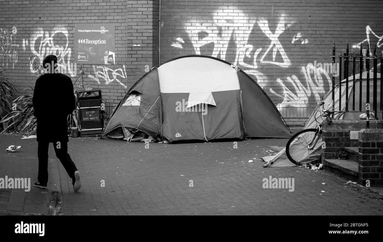 Menschen, die in Zelten auf der Straße in Brighton in der 5 reichsten Land der Welt Stockfoto