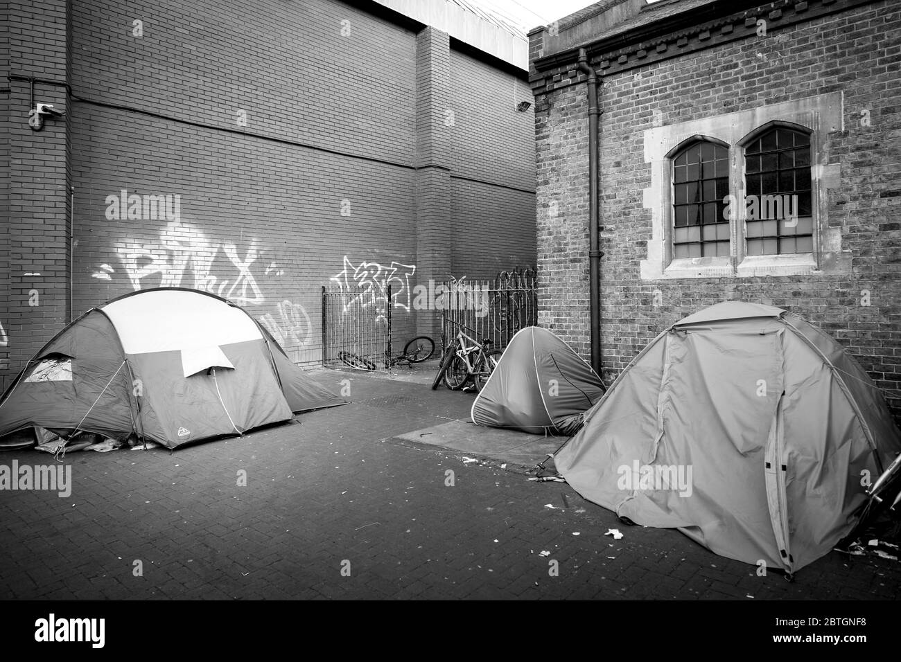 Menschen, die in Zelten auf der Straße in Brighton in der 5 reichsten Land der Welt Stockfoto