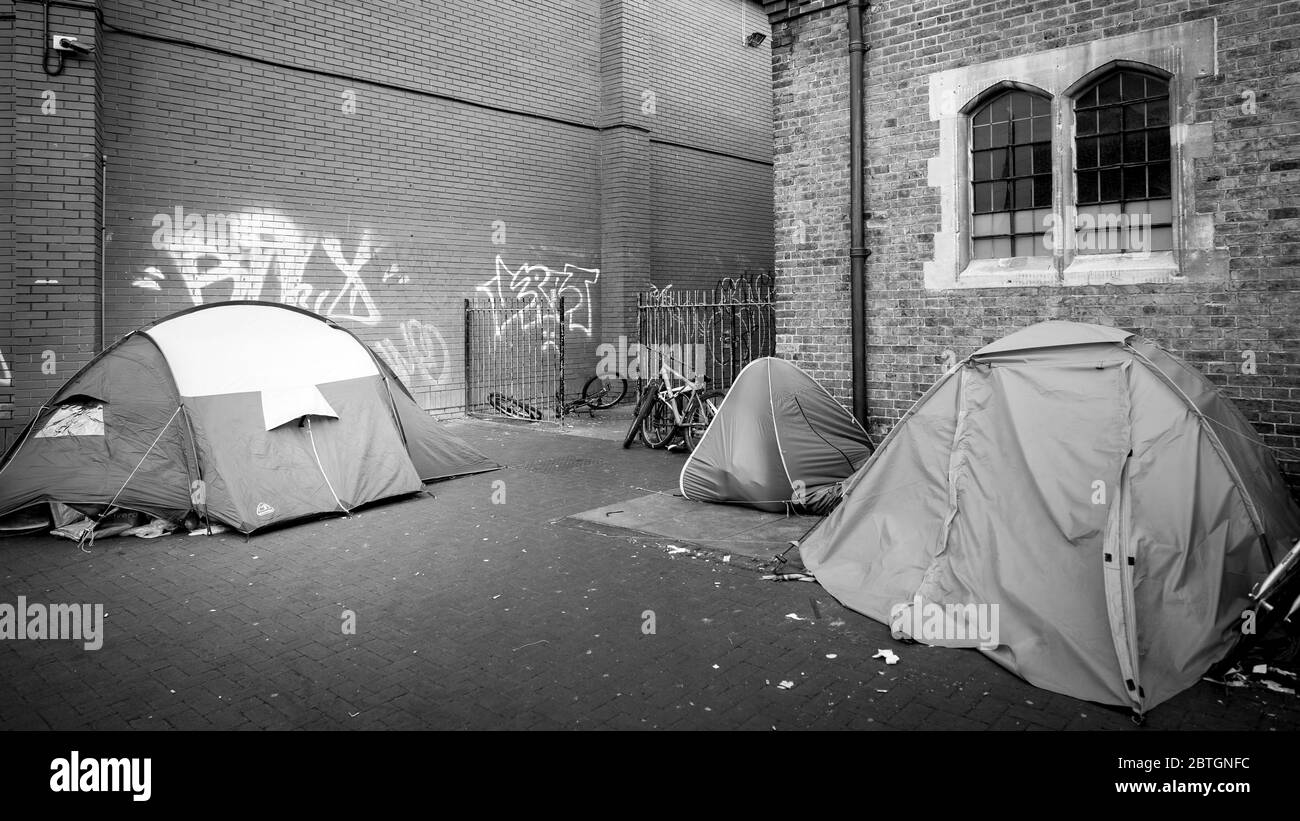 Menschen, die in Zelten auf der Straße in Brighton in der 5 reichsten Land der Welt Stockfoto