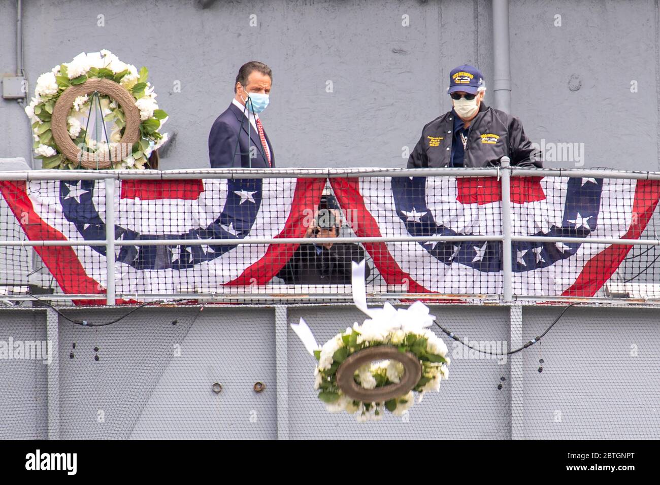 Der Gouverneur von New York, Andrew Cuomo, Michaela Cuomo und Stuart Gelband, legten während der virtuellen Gedenkfeier des Intrepid Sea, Air & Space Museums einen Kranz nieder. Stockfoto