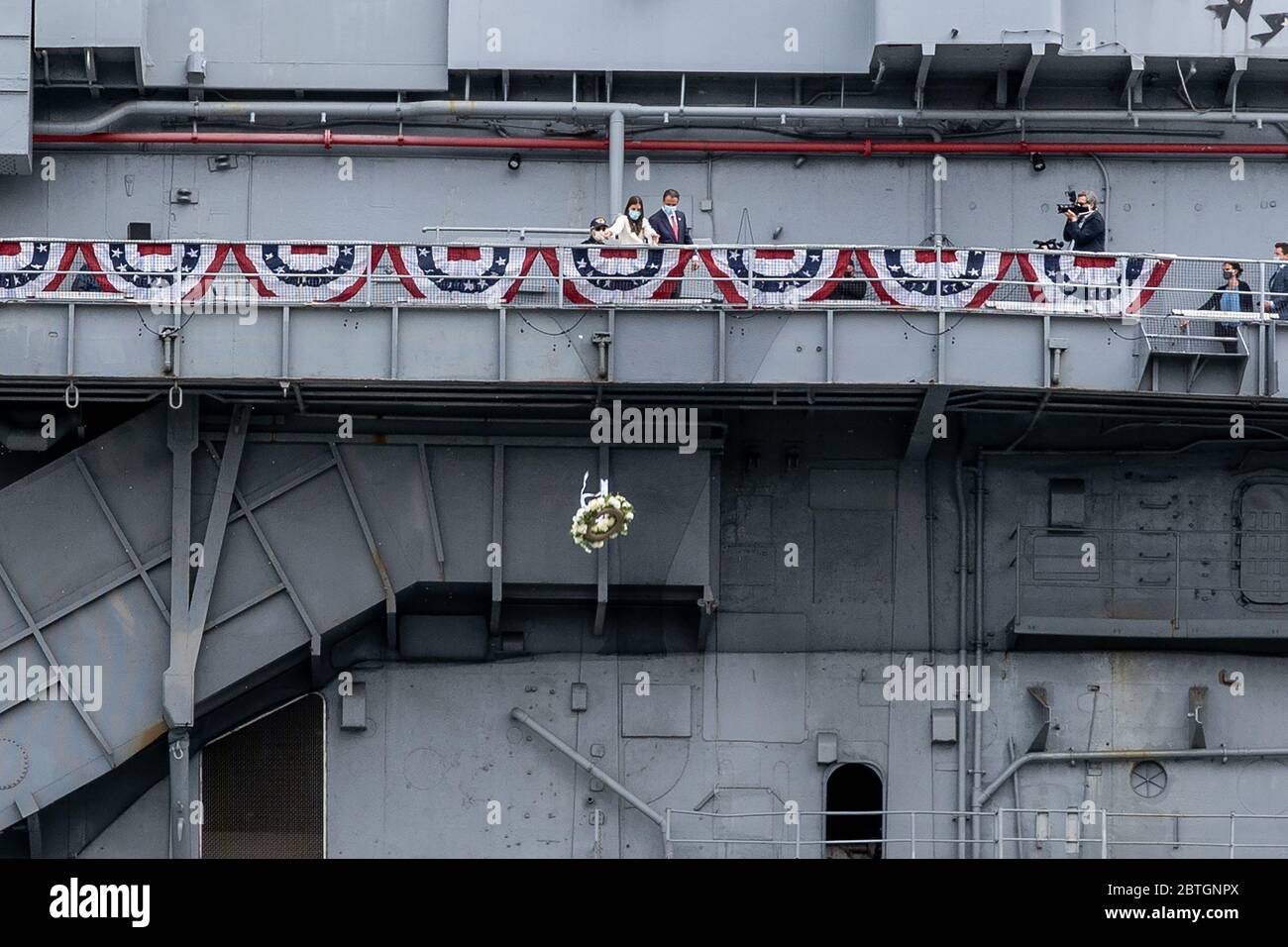 Der Gouverneur von New York, Andrew Cuomo, Michaela Cuomo und Stuart Gelband, legten während der virtuellen Gedenkfeier des Intrepid Sea, Air & Space Museums einen Kranz nieder. Stockfoto
