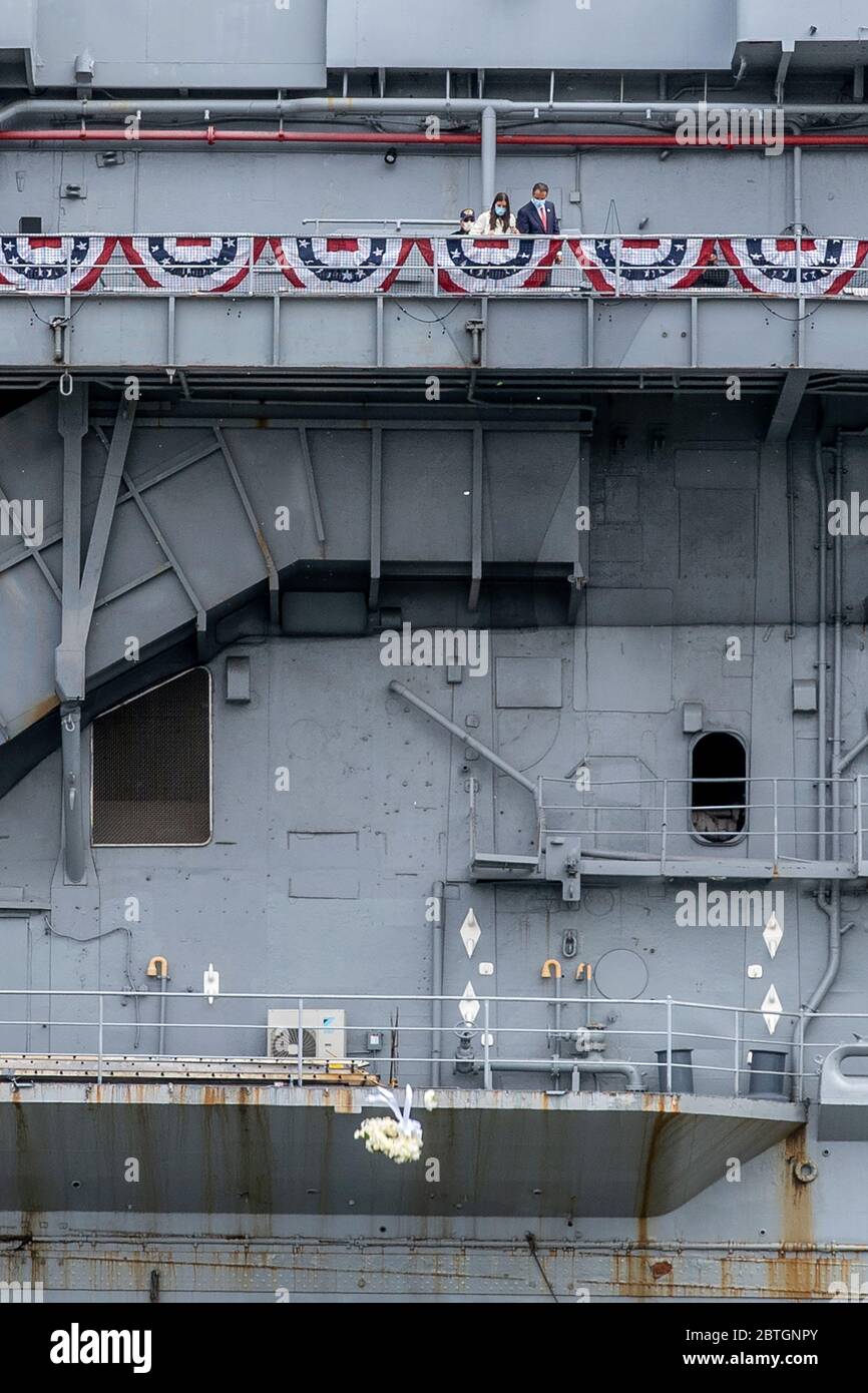 Der Gouverneur von New York, Andrew Cuomo, Michaela Cuomo und Stuart Gelband, legten während der virtuellen Gedenkfeier des Intrepid Sea, Air & Space Museums einen Kranz nieder. Stockfoto