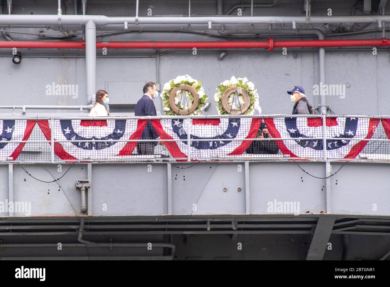 Der Gouverneur von New York, Andrew Cuomo, Michaela Cuomo und Stuart Gelband, legten während der virtuellen Gedenkfeier des Intrepid Sea, Air & Space Museums einen Kranz nieder. Stockfoto
