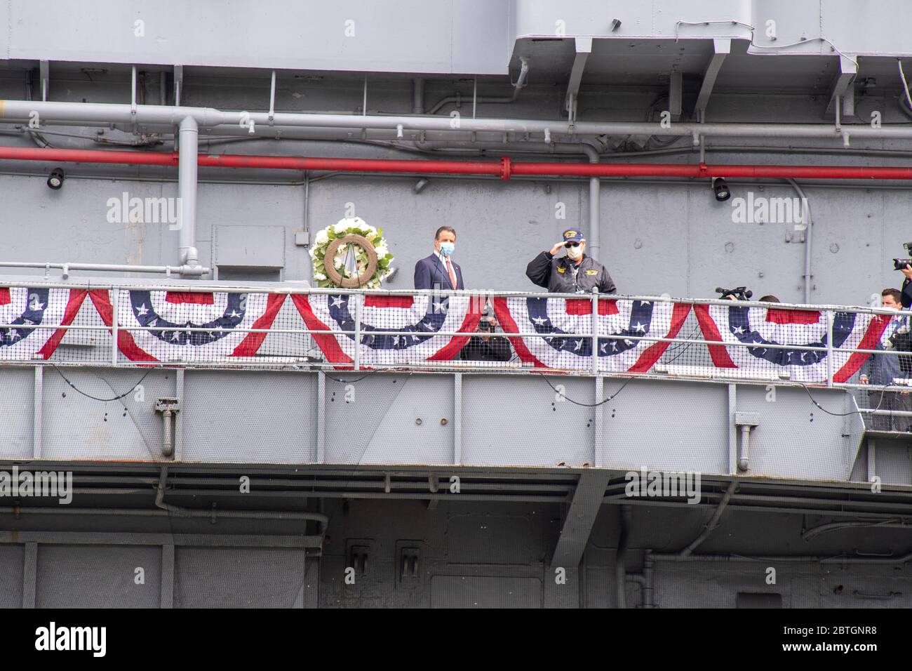 Der Gouverneur von New York, Andrew Cuomo, Michaela Cuomo und Stuart Gelband, legten während der virtuellen Gedenkfeier des Intrepid Sea, Air & Space Museums einen Kranz nieder. Stockfoto