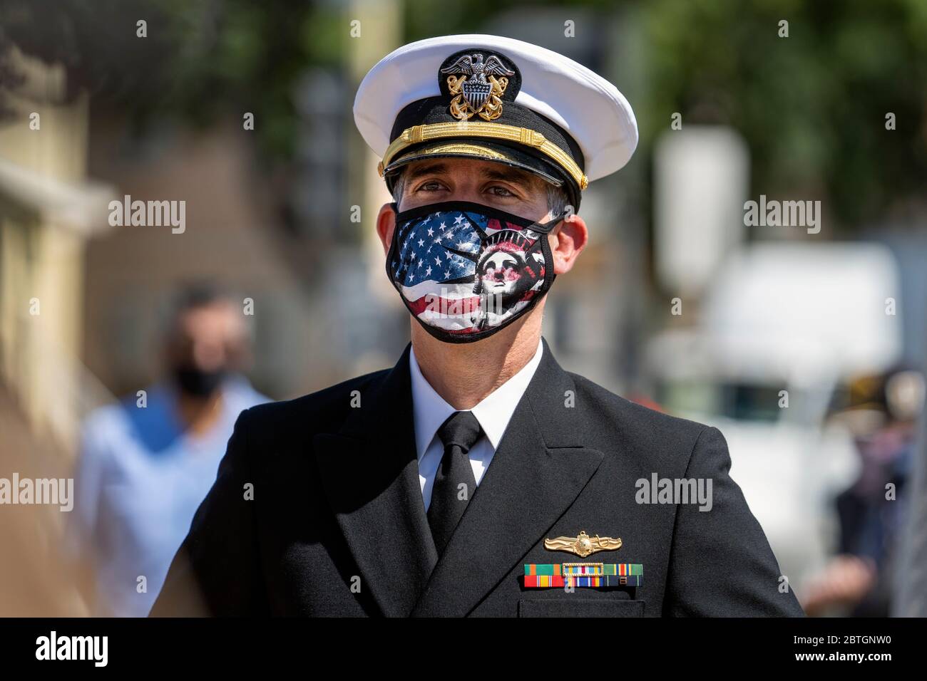 Der Bürgermeister von Los Angeles, Eric Garcetti, trägt eine Gesichtsmaske als vorbeugende Maßnahme gegen die Ausbreitung der COVID 19 Pandemie und nimmt an einer Gedenkfeier in Los Angeles Teil. Garcetti ist ein Veteran des United States Navy Reserve. Stockfoto