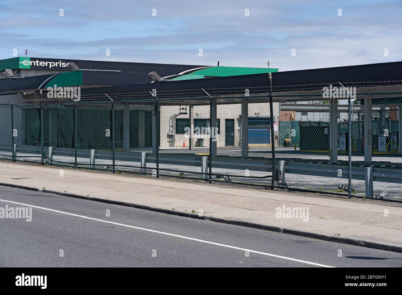 Außenansicht eines geschlossenen Enterprise Rent-A-Car während der Coronavirus-Pandemie in New York City. Stockfoto