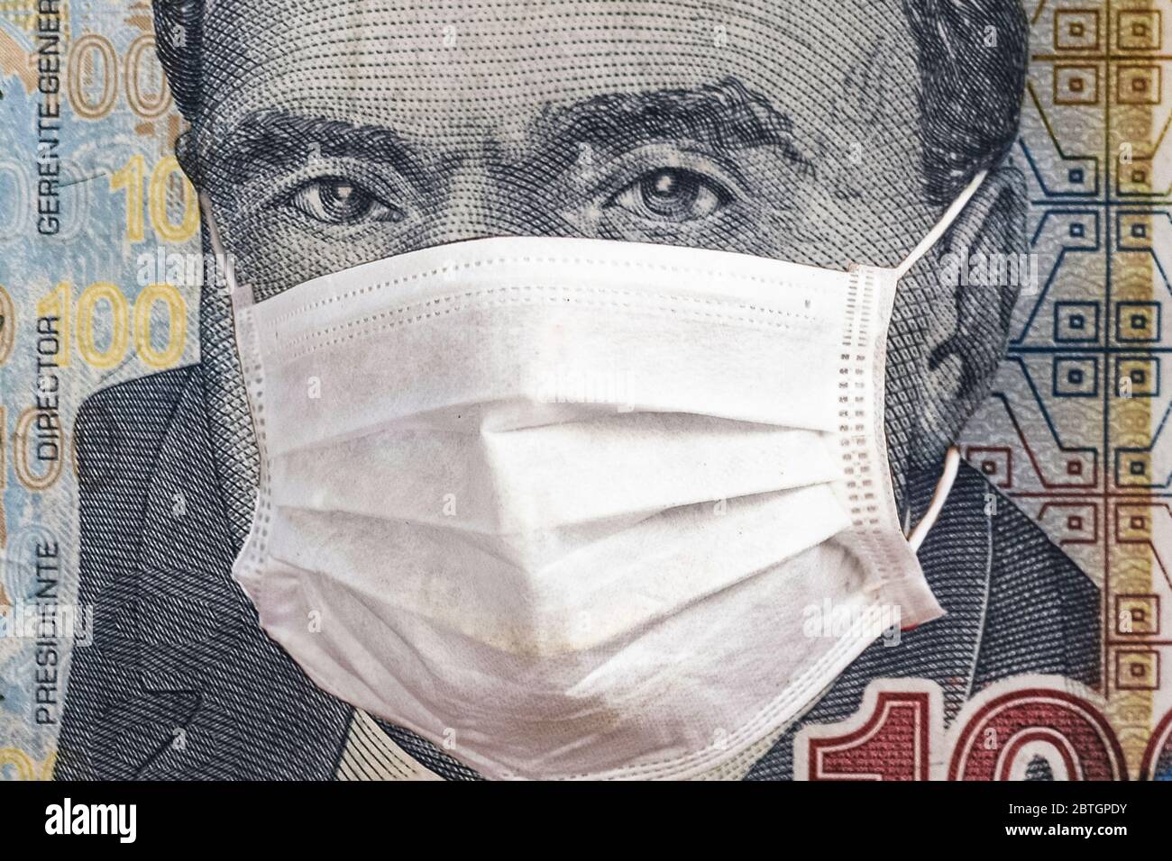 Konzept: Quarantäne in Peru, 100 Sohlen Banknote mit Gesichtsmaske. Wirtschaft und Finanzmärkte, die von einem Ausbruch des Corona-Virus und von Pandemien betroffen sind. Digitale Montage. Stockfoto
