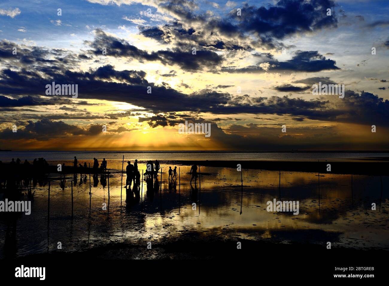 Gaomei Feuchtgebiete bei Sonnenuntergang mit Windturbinenhintergrund in Taiwan Taichung, Stockfoto