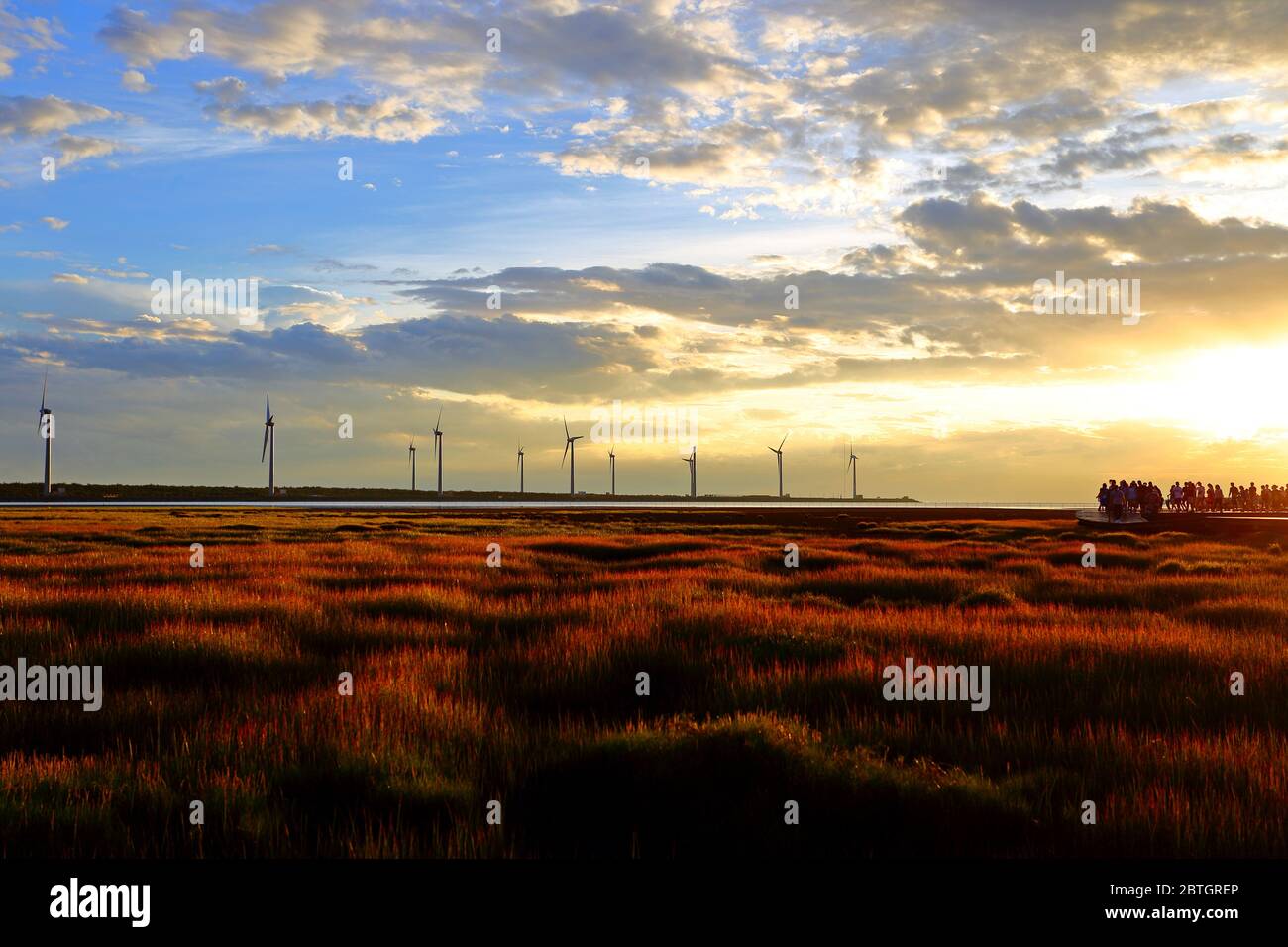 Gaomei Feuchtgebiete bei Sonnenuntergang mit Windturbinenhintergrund in Taiwan Taichung, Stockfoto