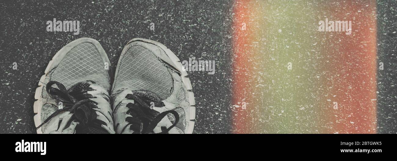 Alte Laufschuhe Auf Dem Bürgersteig, Draufsicht Stockfoto