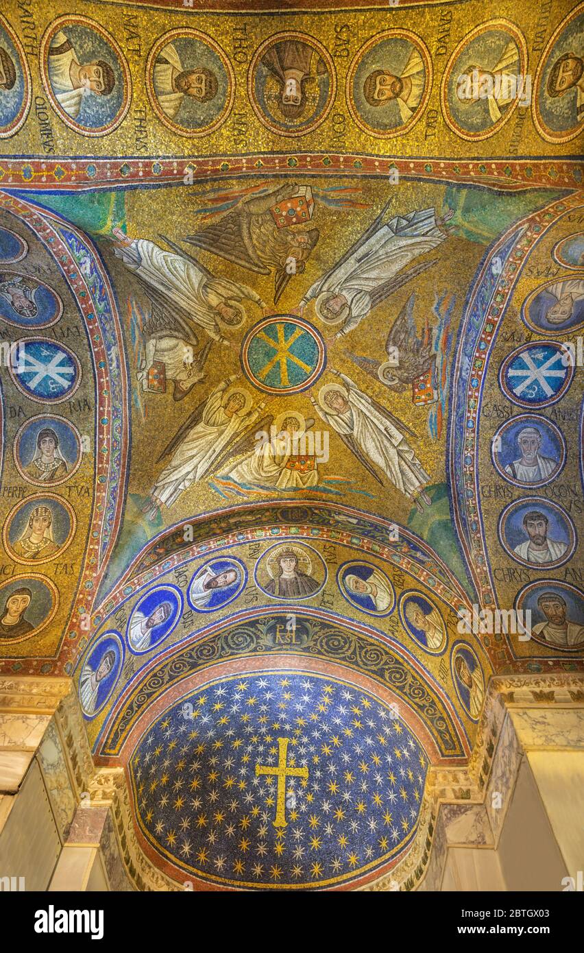 Ravenna - frühchristliches Mosaik mit dem Christus-Symbol, vier Engeln und Symbolen von vier Evangelisten in der St. Andreas-Kapelle aus dem 5. - 6. Jahrhundert. Stockfoto