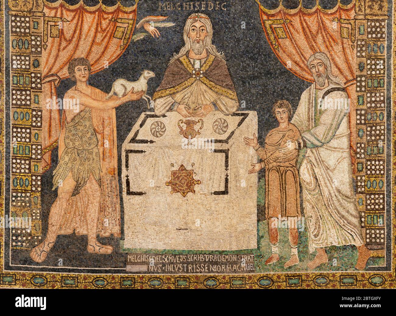 Ravenna, ITALIEN - 29. JANUAR 2020: Die Mosaikplatte von Abraham, Abel und Melchisedek in der Kirchenbasilika von Sant Apolinare in Classe aus dem 6. Stockfoto