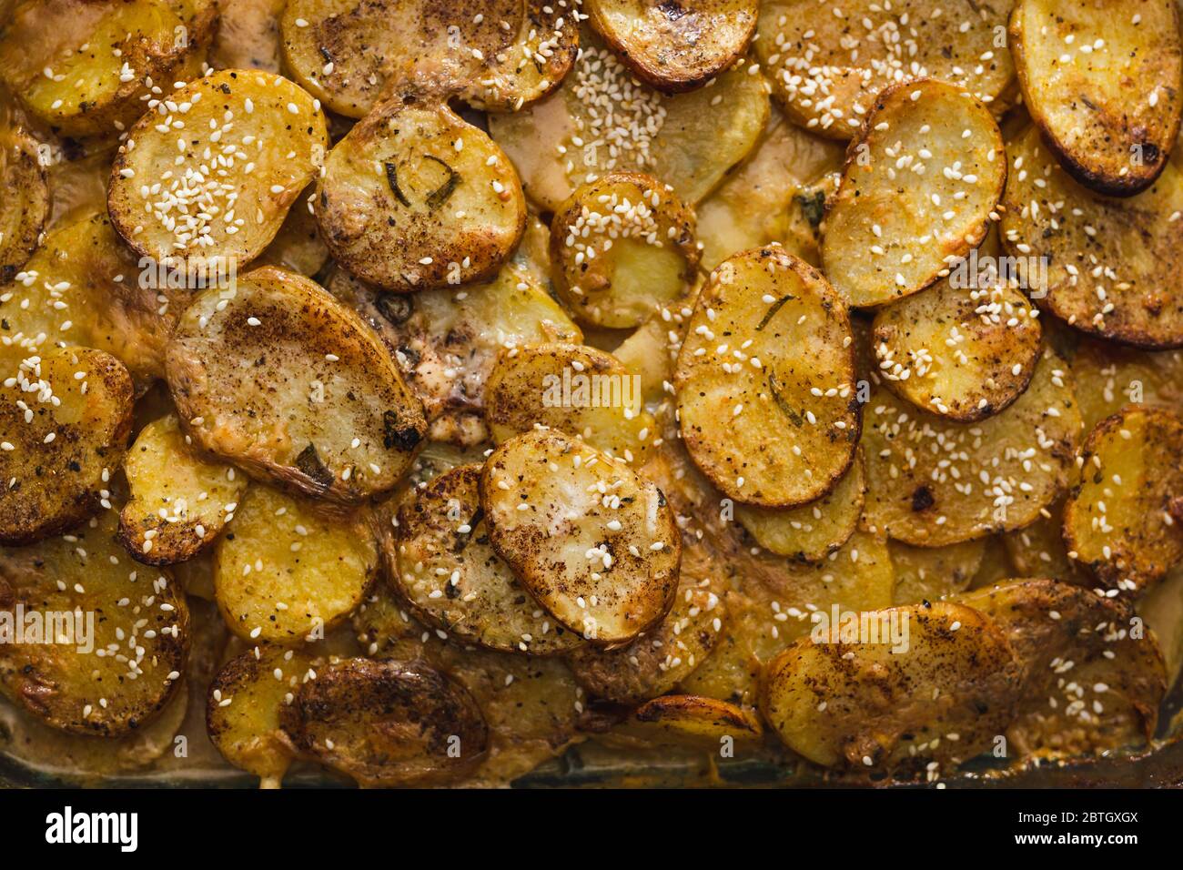 Gesundes pflanzliches Food-Rezeptkonzept, veganer Kartoffelbackbraten mit milchfreiem Käse und Sojamilch Stockfoto